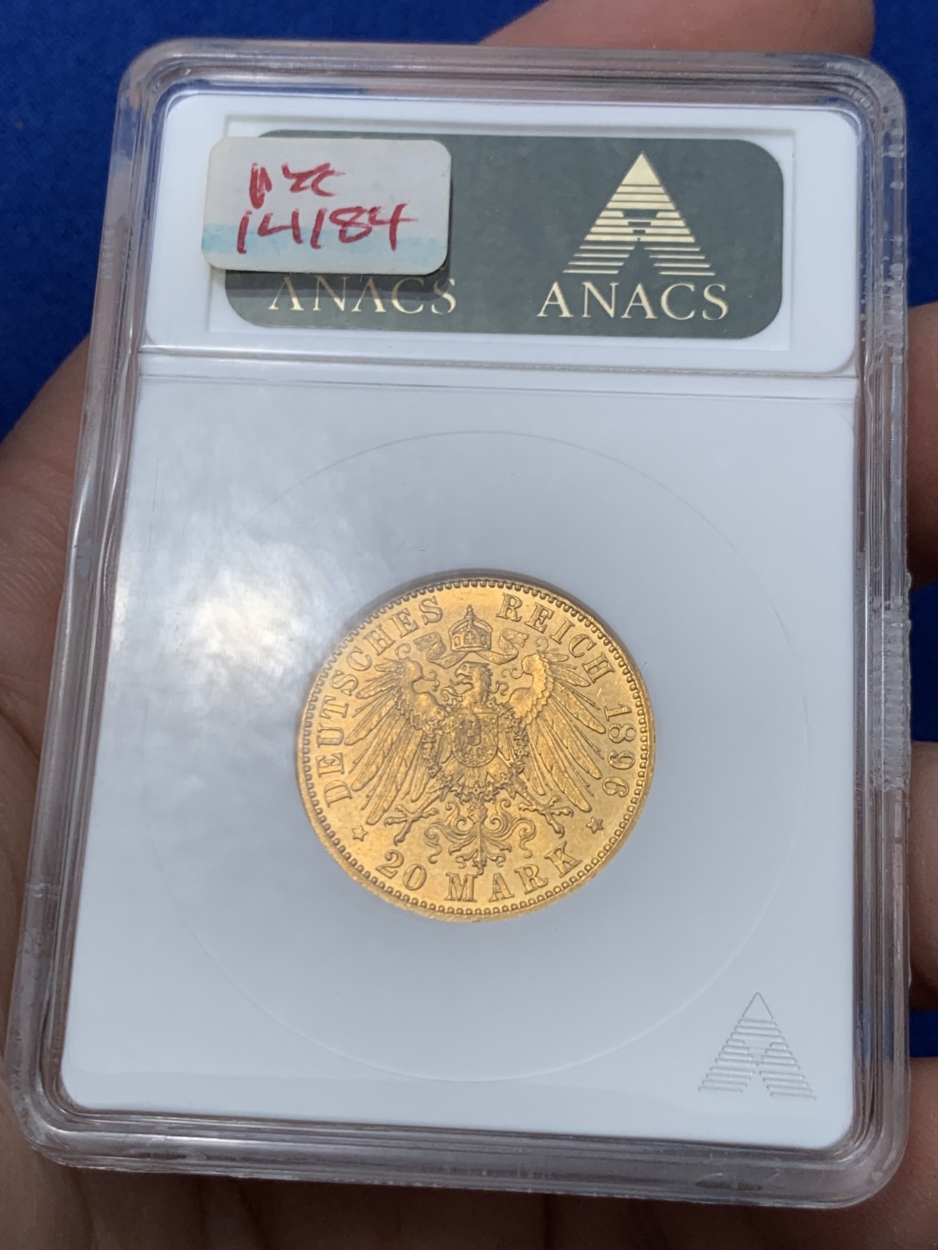 《竞宝斋》第251场-周日，周一2场连拍 (全场包邮) ANACS MS63 德国1896年20帝国马克金币 经典威廉二世早期金币，比后期的年份要少见，此枚经典的ANACS小白盒，20年前曾购于英国 细节和光度都非常好 重7.97克