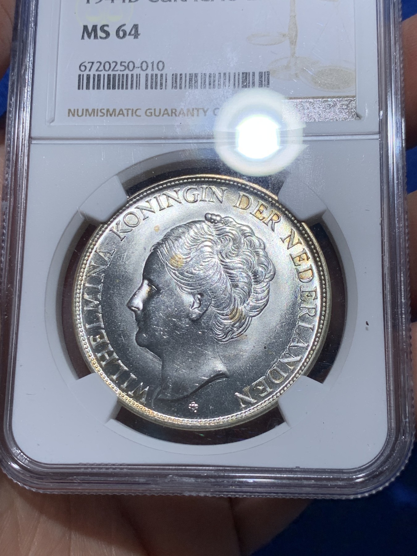 《竞宝斋》第251场-周日，周一2场连拍 (全场包邮) NGC MS64 荷属库拉索群岛 1944年 威廉明娜女王2.5盾大银币 打制精美，原光好品，极美状态。殖民地系列品种。