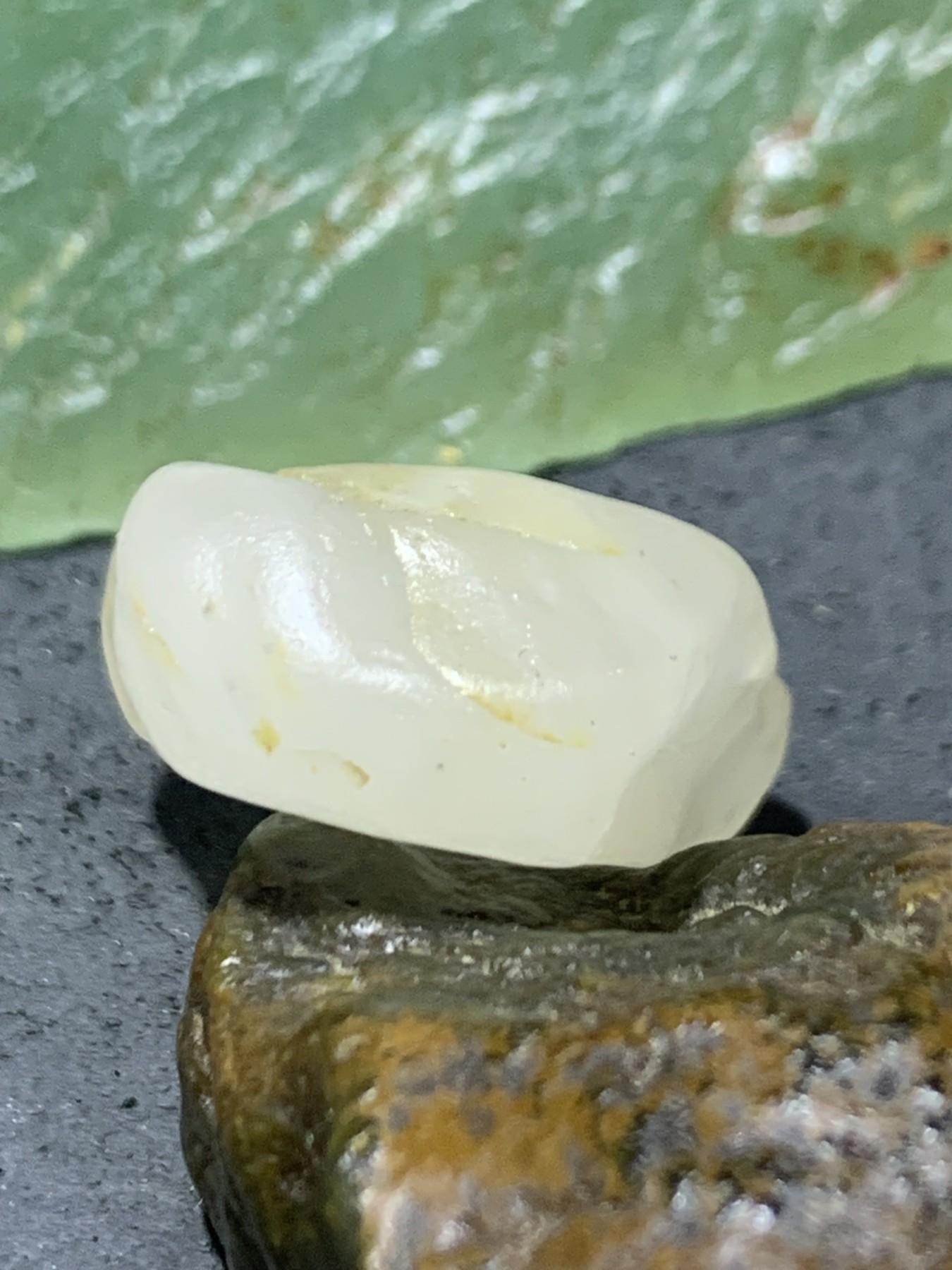 精美天然地表宝石光金丝玉原石一块