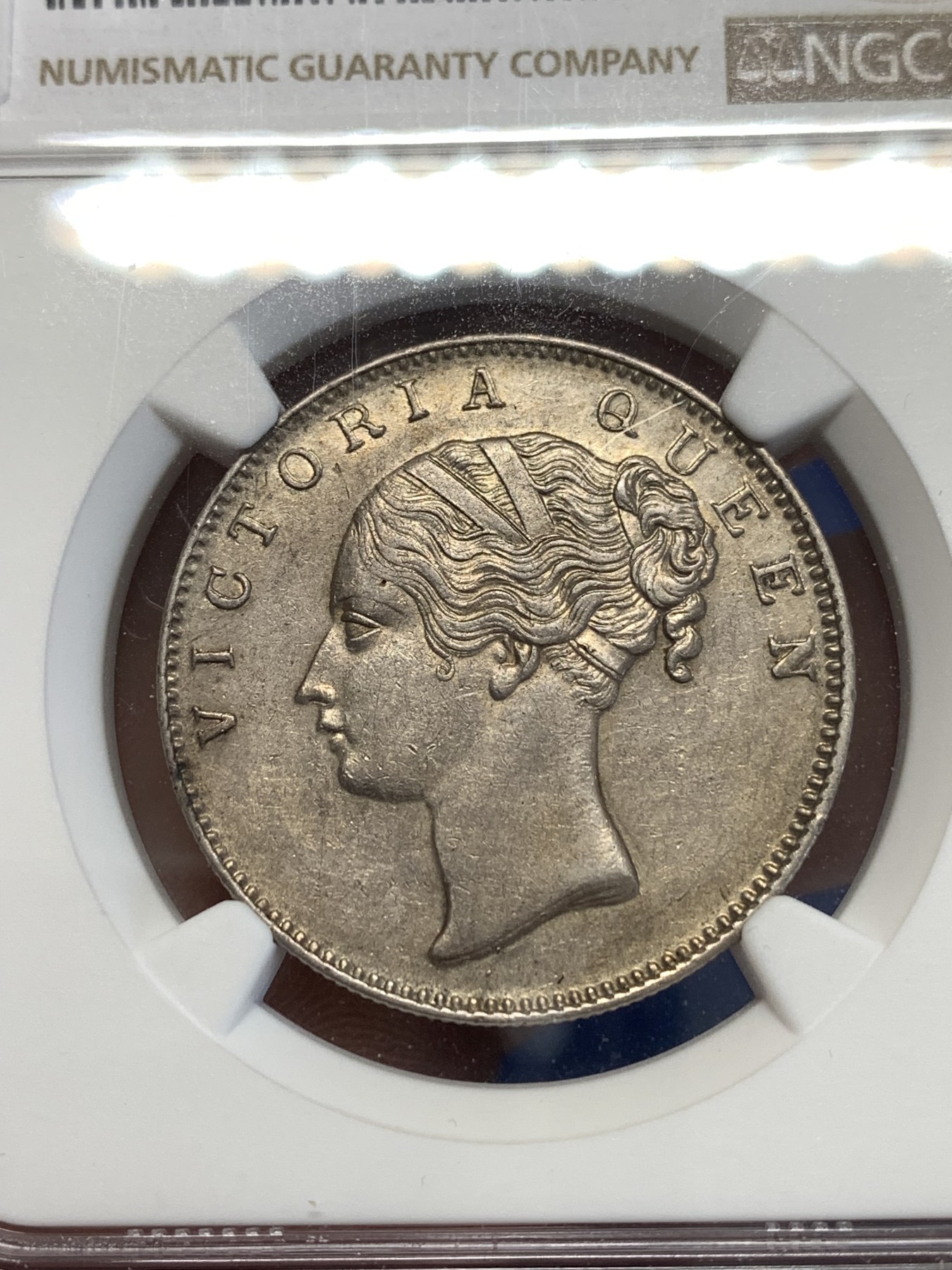 《竞宝斋》第251场-周日，周一2场连拍 (全场包邮) NGC AUD 1840年英属印度小维单辫1卢比，状态很好，人物雕刻细节精致，仍有光泽