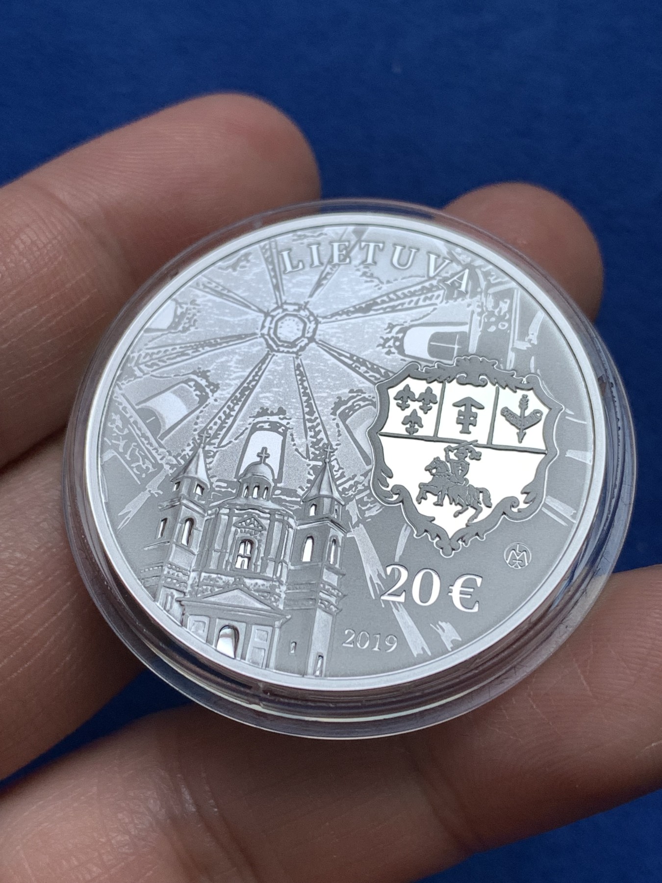 《竞宝斋》第251场-周日，周一2场连拍 (全场包邮) 立陶宛2019年发行的城堡与庄园系列萨皮埃哈宫精制纪念20欧银币（限量2500枚，珍稀藏品） 28.28g 38.61mm 925银 盒证全