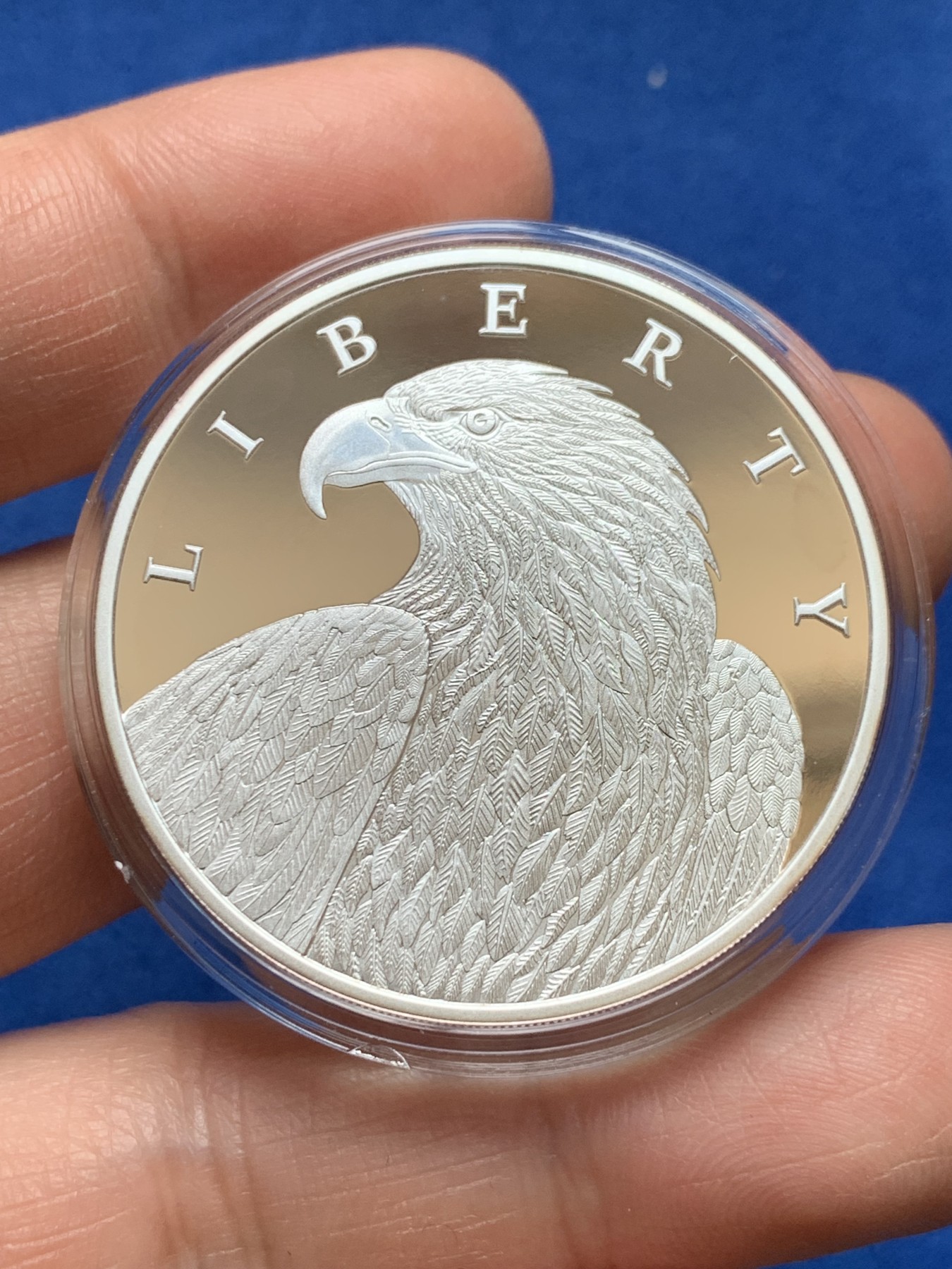 《竞宝斋》第251场-周日，周一2场连拍 (全场包邮) 美国2023年发行的加密货币系列-老鹰-1000聪（限量1000枚） 1盎司 999银 40mm 礼盒装 精制币