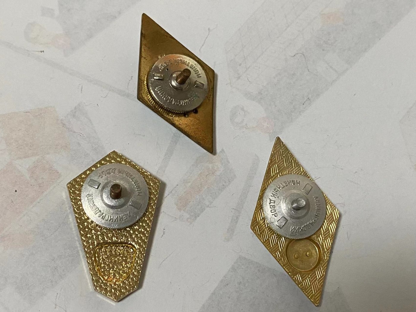 苏联勋章奖章3月23日拍卖第七期3月25日晚上九点结束 苏联校徽医学院早期铜质+两个不同的后期 一共三枚 重量比较看说明
