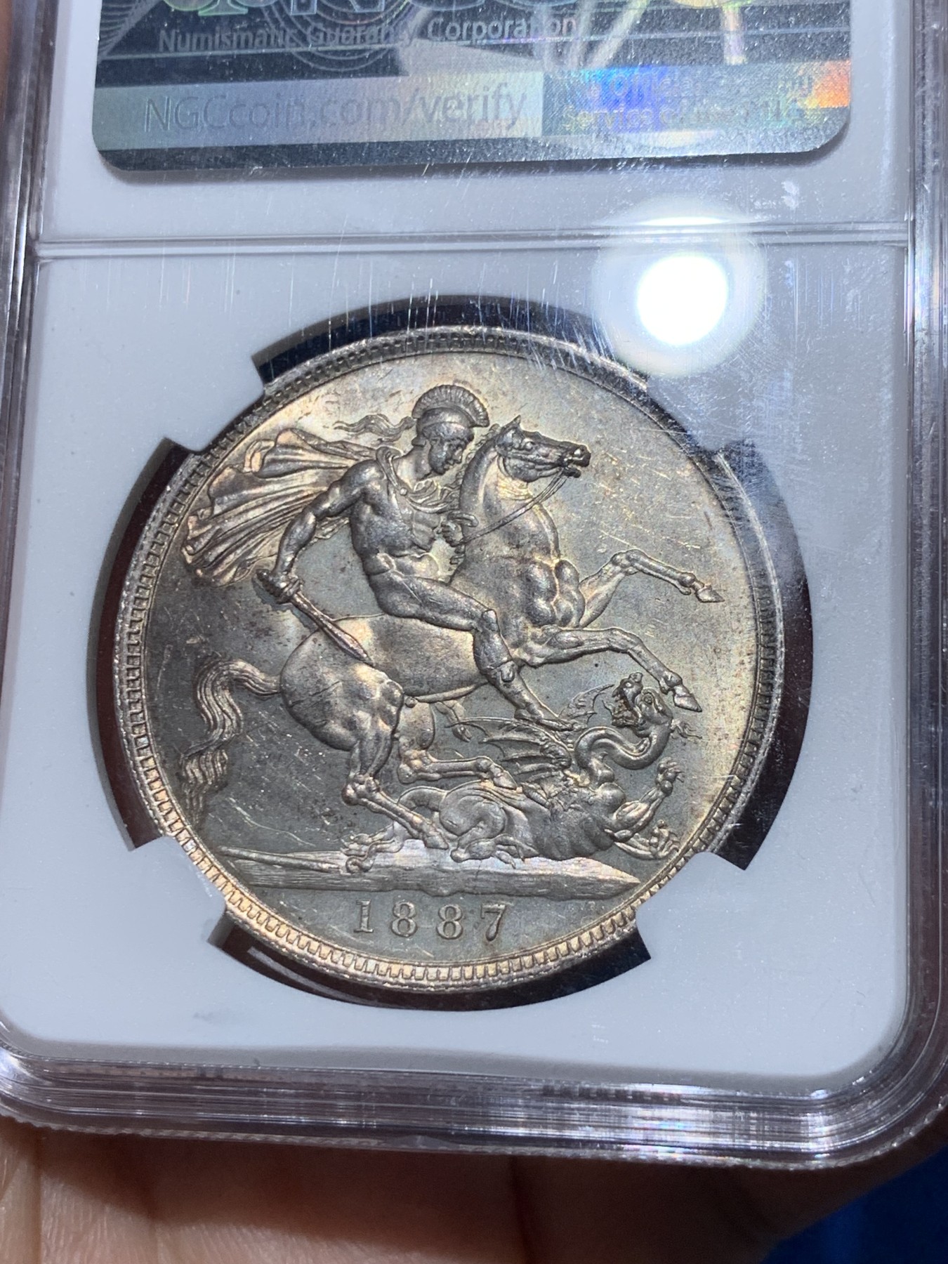 《竞宝斋》第251场-周日，周一2场连拍 (全场包邮) NGC MS62 英国1887披纱马剑银币 淡彩包浆 带十字转光