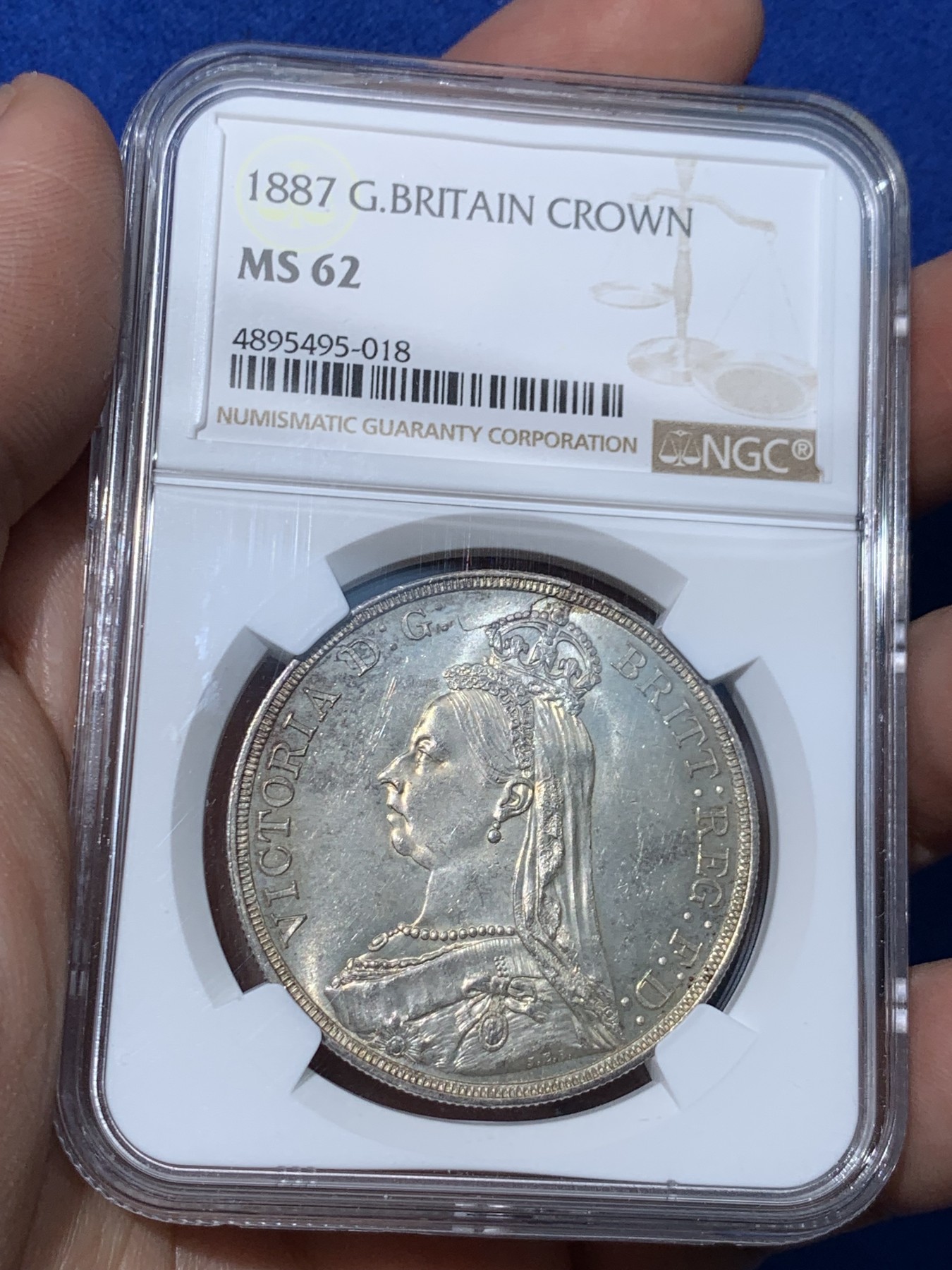 《竞宝斋》第251场-周日，周一2场连拍 (全场包邮) NGC MS62 英国1887披纱马剑银币 淡彩包浆 带十字转光