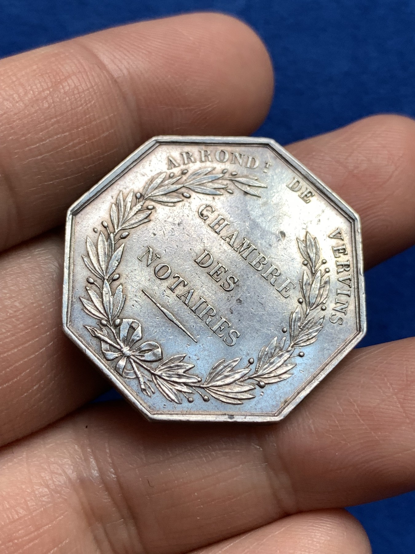 《竞宝斋》第251场-周日，周一2场连拍 (全场包邮) 1836年法国公证人协会银质八角代币，上帝全视之眼图案非常漂亮，约31.6mm，约13.1克，手指铭银标。