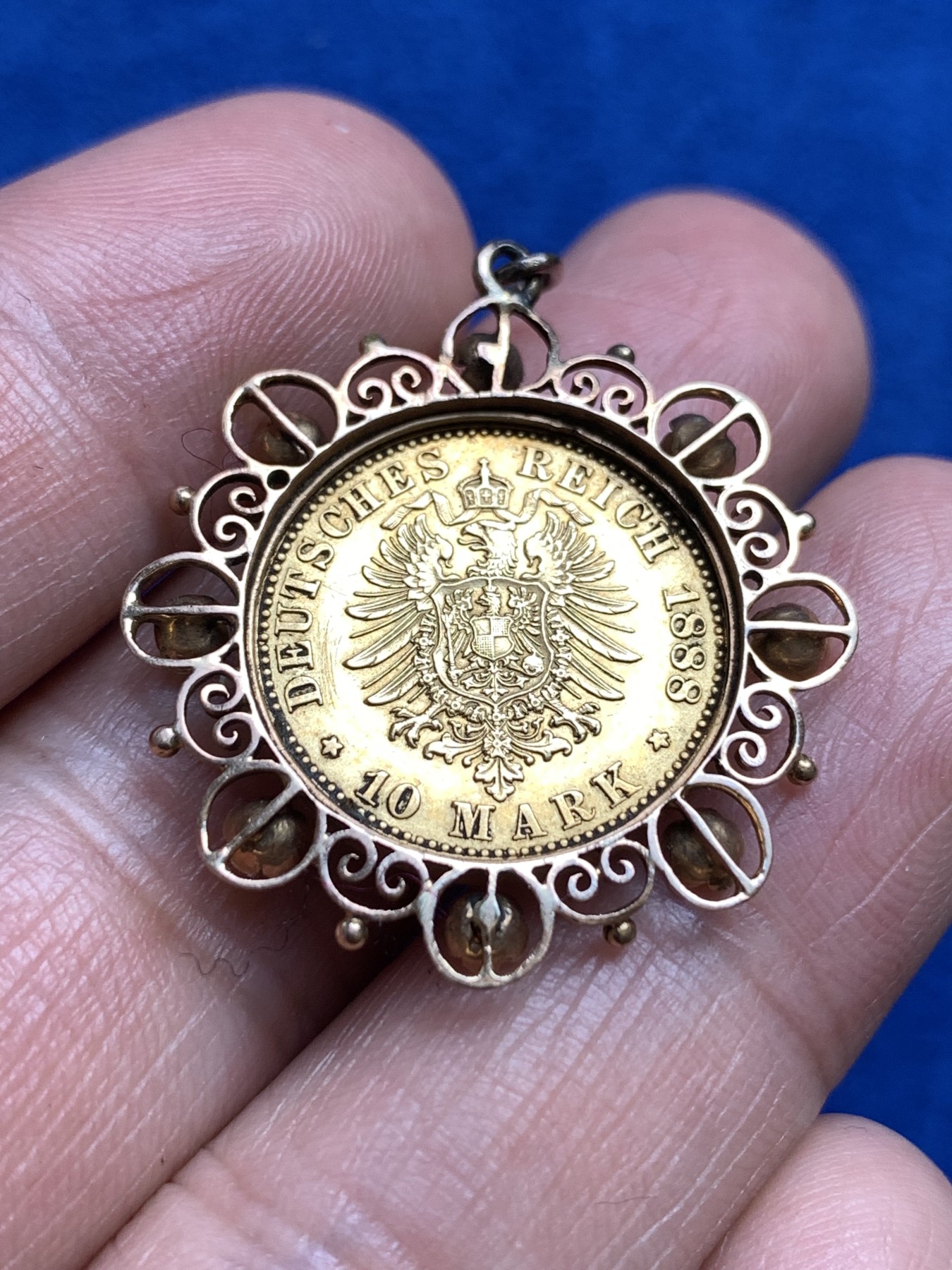 《竞宝斋》第251场-周日，周一2场连拍 (全场包邮) 1888年德国普鲁士弗里德里希三世10马克金币吊坠，18K金质包边，共重5.98克。该款金币品种十分稀少，细节见图。