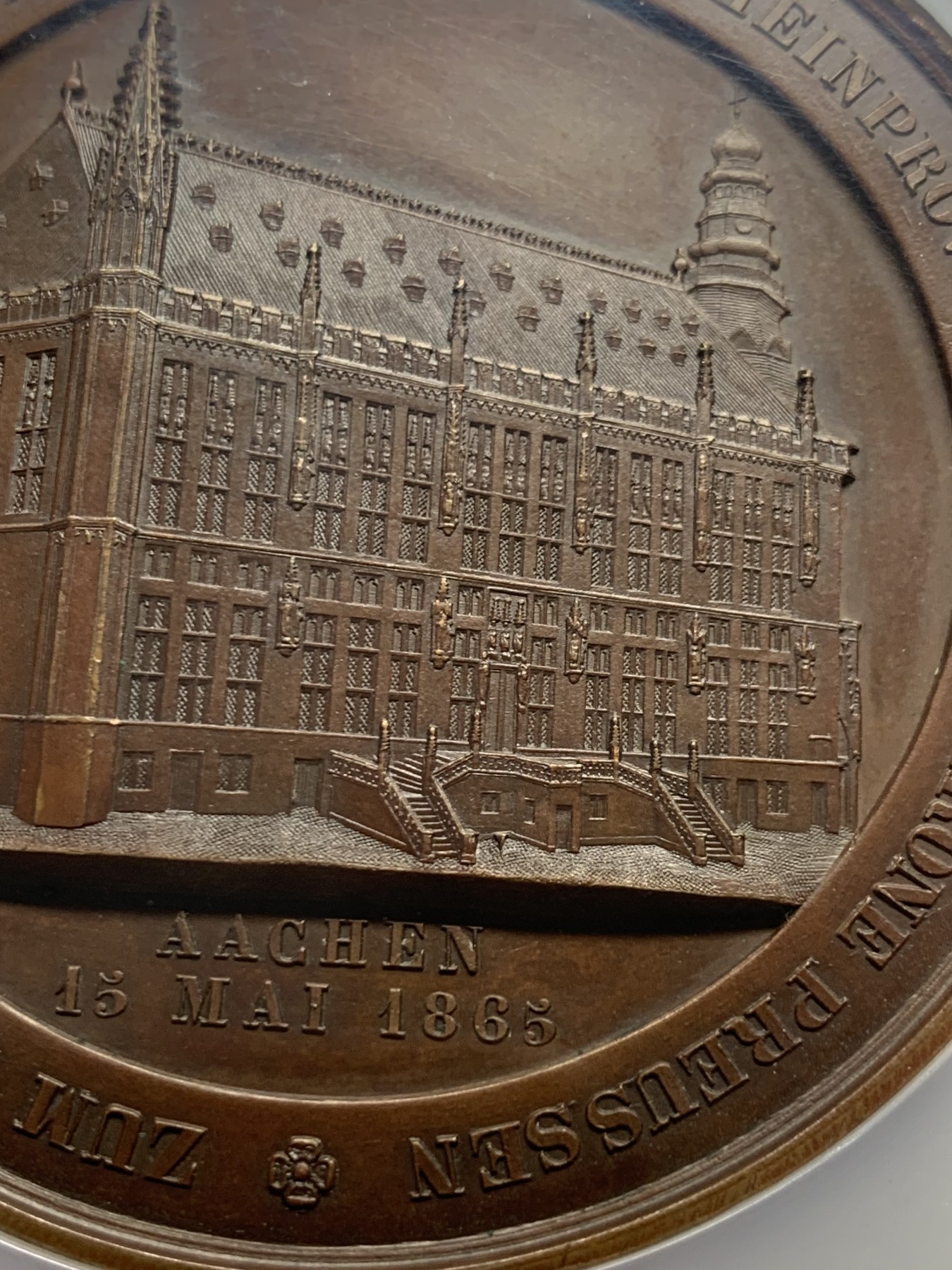 《竞宝斋》第251场-周日，周一2场连拍 (全场包邮) NGC MS64BN 德国亚琛1865年莱茵省并入普鲁士50周年纪念大铜章 加大加厚盒子 直径69毫米的巧克力大饼