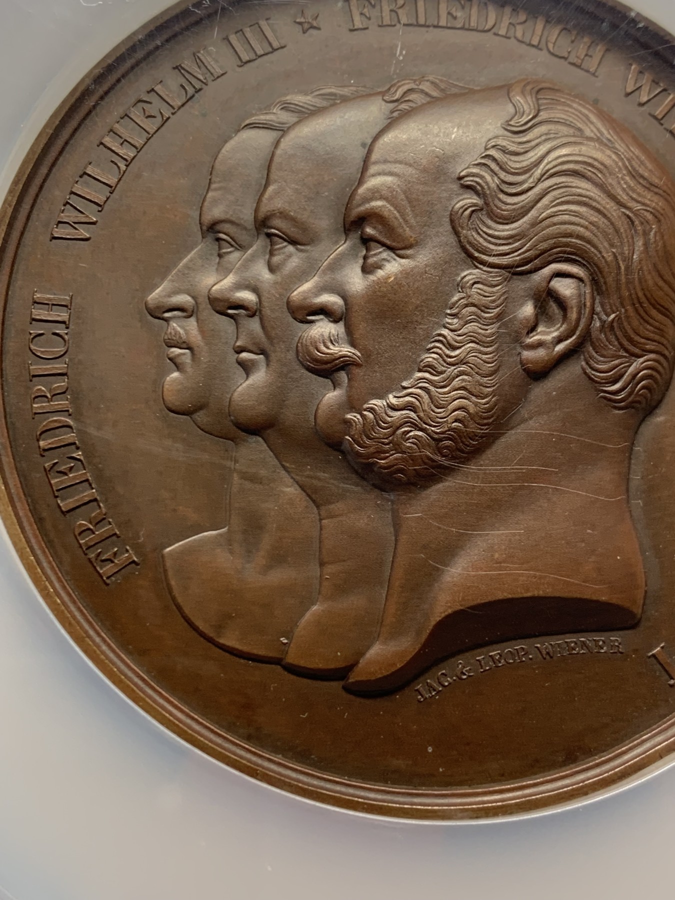 《竞宝斋》第251场-周日，周一2场连拍 (全场包邮) NGC MS64BN 德国亚琛1865年莱茵省并入普鲁士50周年纪念大铜章 加大加厚盒子 直径69毫米的巧克力大饼