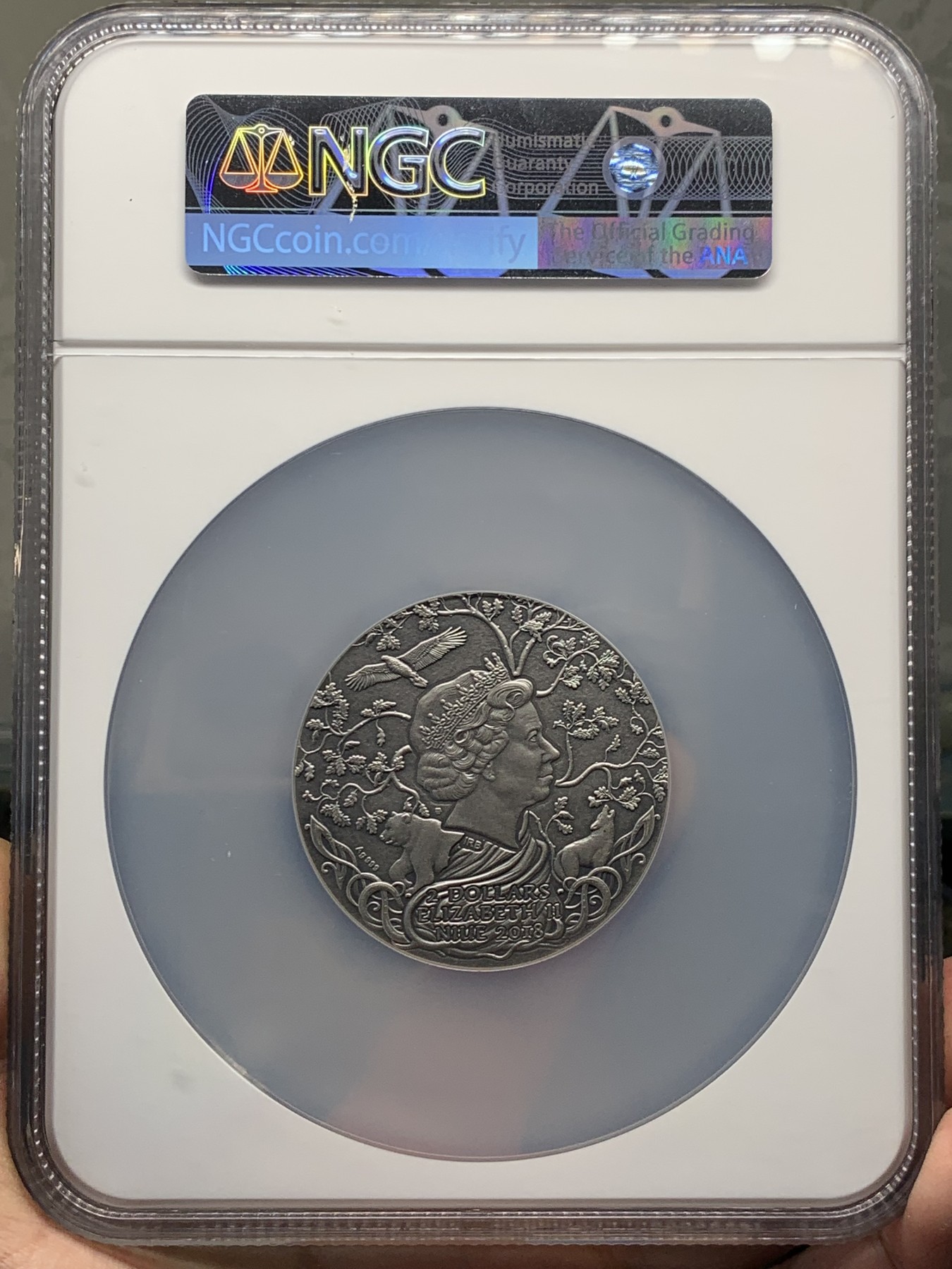 《竞宝斋》第251场-周日，周一2场连拍 (全场包邮) NGC MS70首期 纽埃2018年斯拉夫古神系列雷神高浮雕超大纪念银币 发行量：仅500枚；重量：2盎司（62.2克）直径：50毫米；材质：999足银+橡木镶嵌；面值：2纽埃元