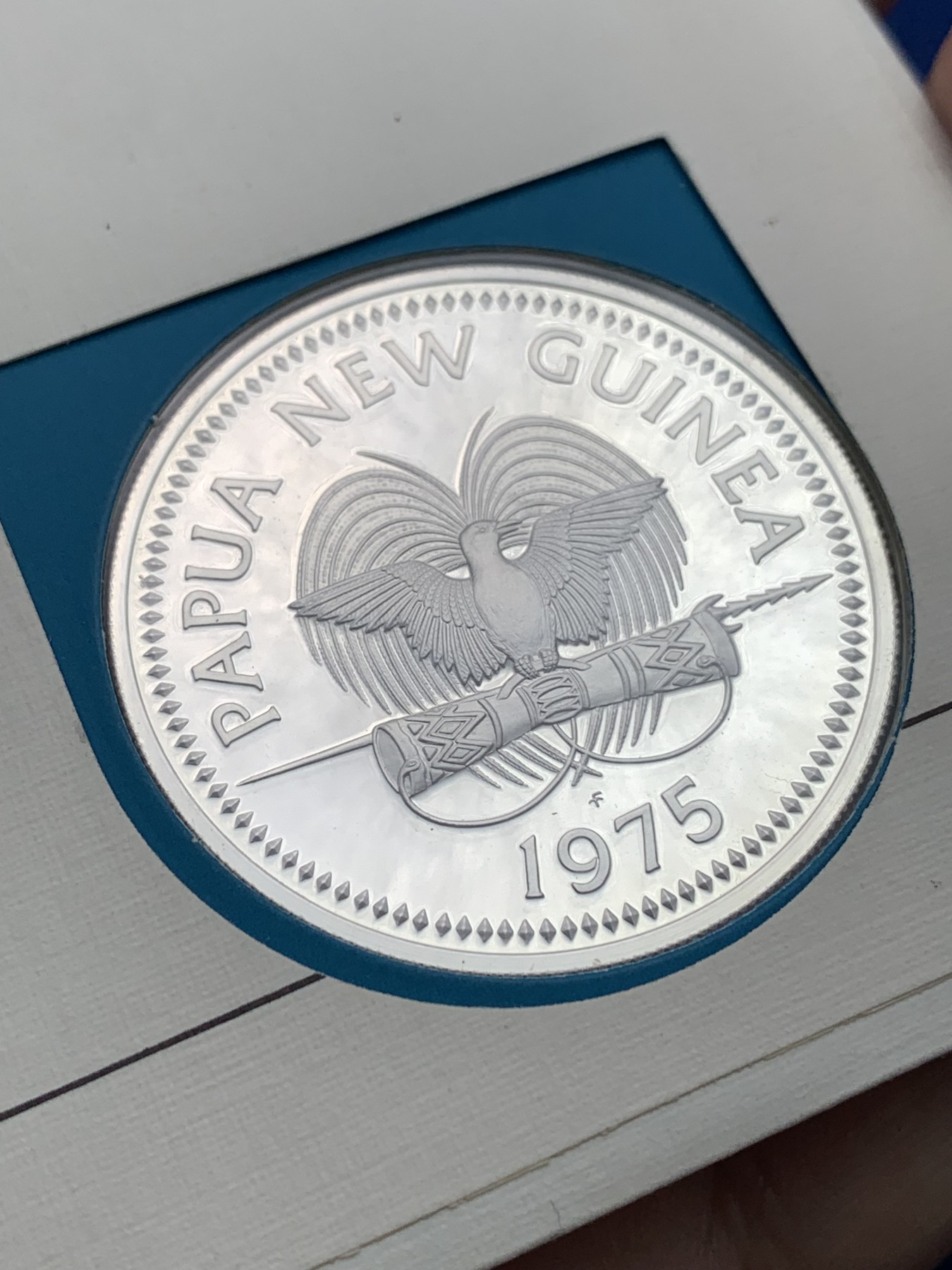 《竞宝斋》第251场-周日，周一2场连拍 (全场包邮) 巴布亚新几内亚1975年精制大银币，带邮封，925银，直径45mm，重量41.6g