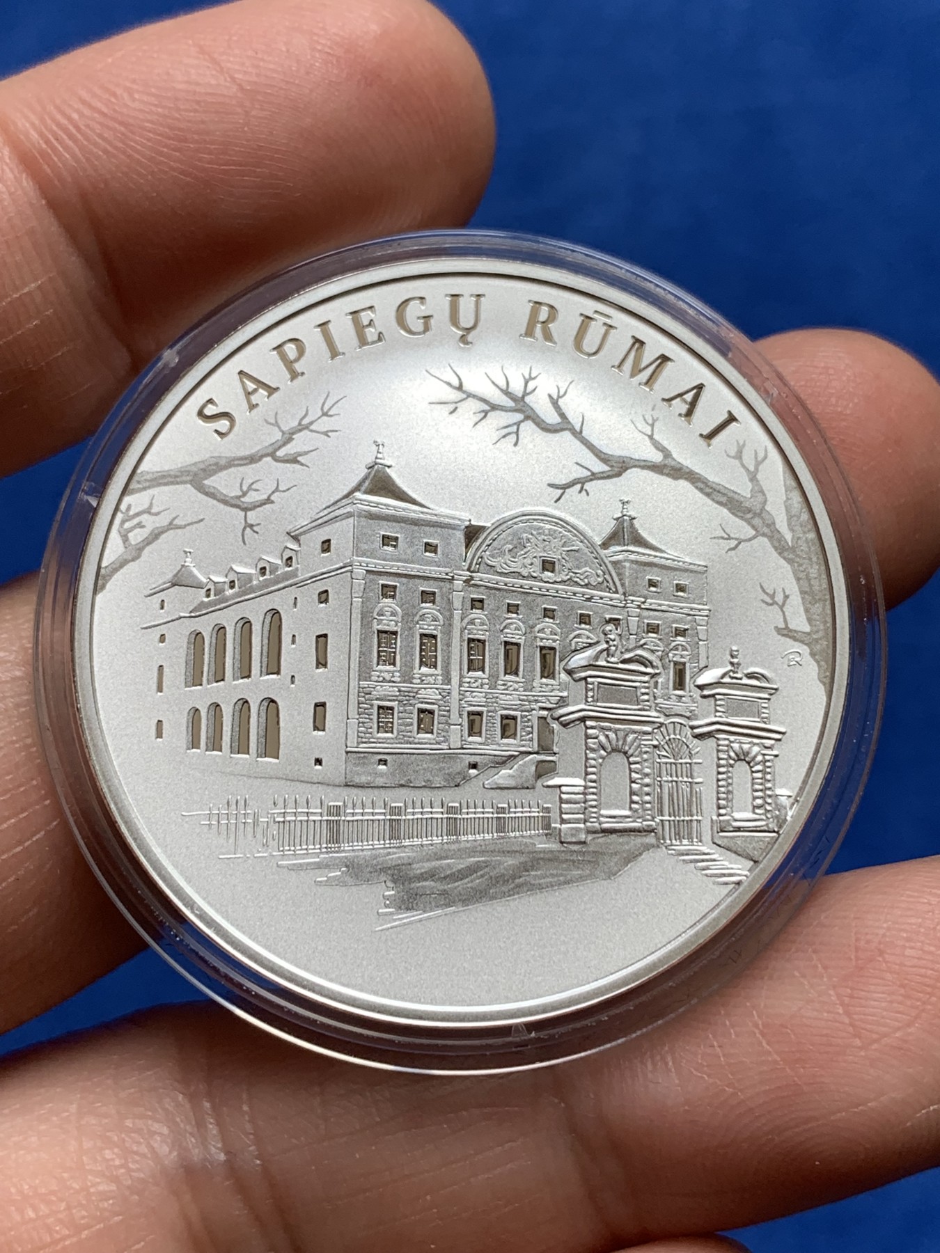 《竞宝斋》第251场-周日，周一2场连拍 (全场包邮) 立陶宛2019年发行的城堡与庄园系列萨皮埃哈宫精制纪念20欧银币（限量2500枚，珍稀藏品） 28.28g 38.61mm 925银 盒证全