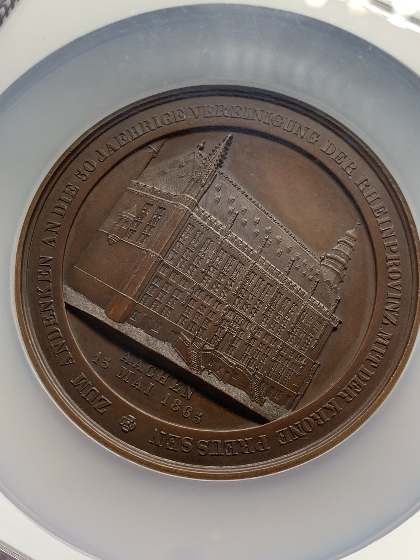 《竞宝斋》第251场-周日，周一2场连拍 (全场包邮) NGC MS64BN 德国亚琛1865年莱茵省并入普鲁士50周年纪念大铜章 加大加厚盒子 直径69毫米的巧克力大饼