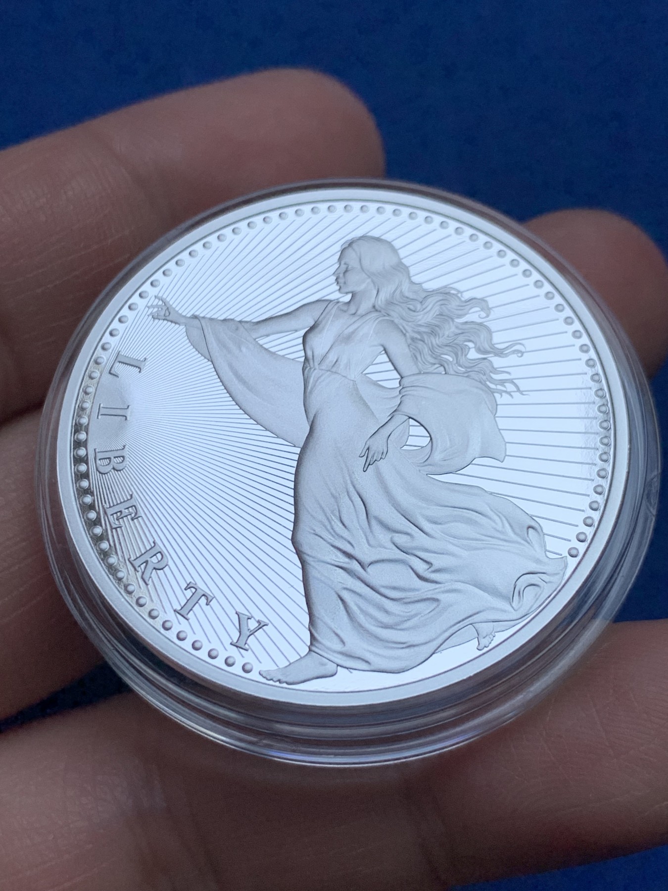 《竞宝斋》第251场-周日，周一2场连拍 (全场包邮) 美国2022年发行的加密货币系列-女神-1000聪（限量1000枚） 1盎司 999银 40mm 礼盒装 精制币
