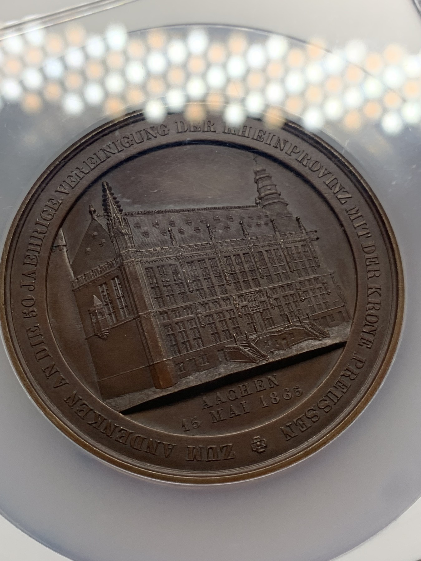 《竞宝斋》第251场-周日，周一2场连拍 (全场包邮) NGC MS64BN 德国亚琛1865年莱茵省并入普鲁士50周年纪念大铜章 加大加厚盒子 直径69毫米的巧克力大饼