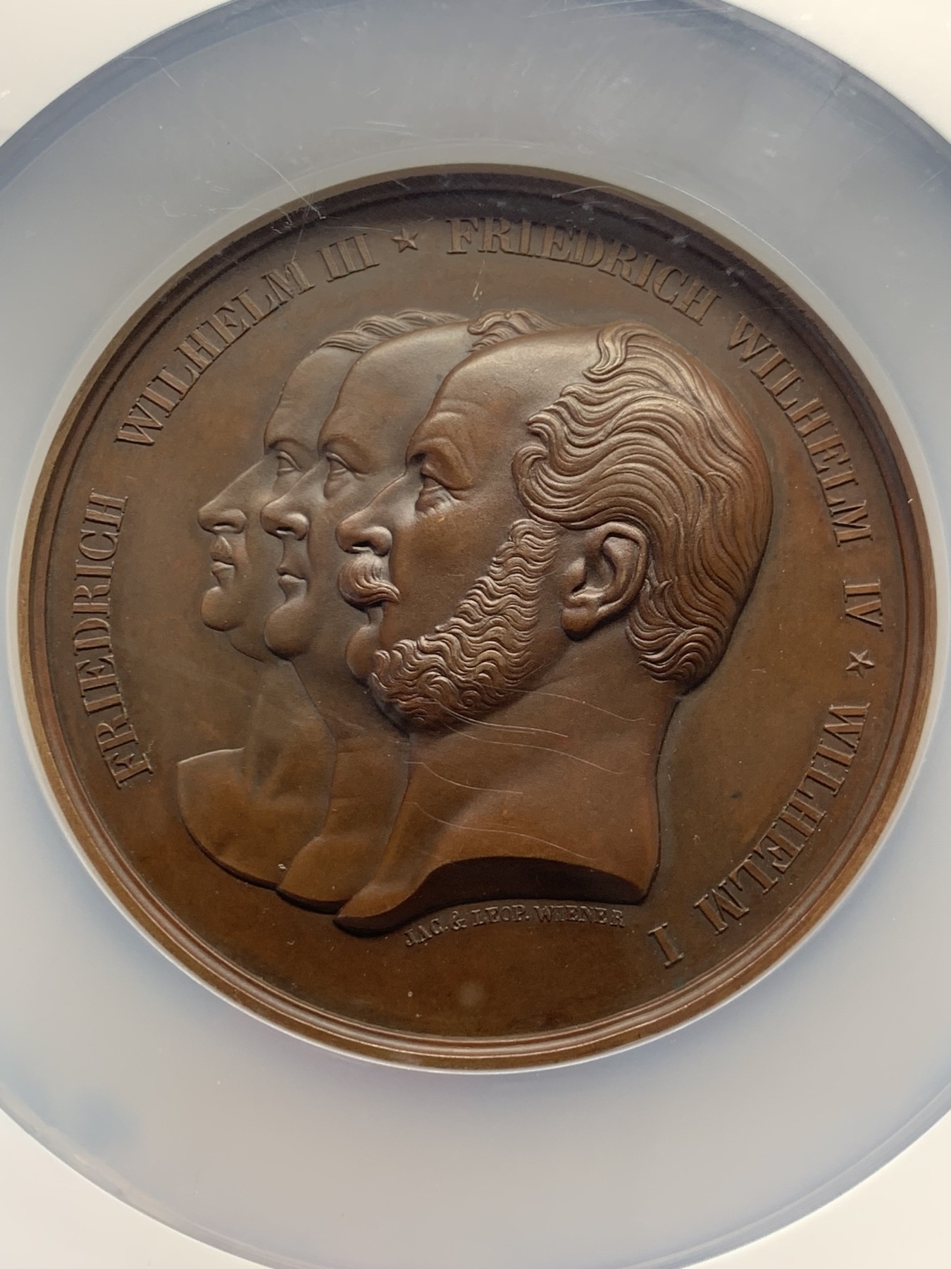 《竞宝斋》第251场-周日，周一2场连拍 (全场包邮) NGC MS64BN 德国亚琛1865年莱茵省并入普鲁士50周年纪念大铜章 加大加厚盒子 直径69毫米的巧克力大饼