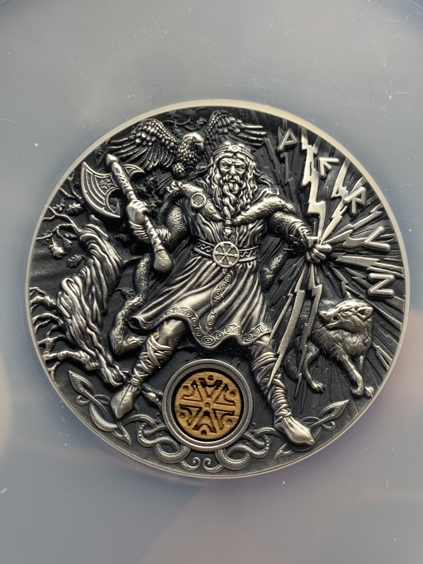 《竞宝斋》第251场-周日，周一2场连拍 (全场包邮) NGC MS70首期 纽埃2018年斯拉夫古神系列雷神高浮雕超大纪念银币 发行量：仅500枚；重量：2盎司（62.2克）直径：50毫米；材质：999足银+橡木镶嵌；面值：2纽埃元