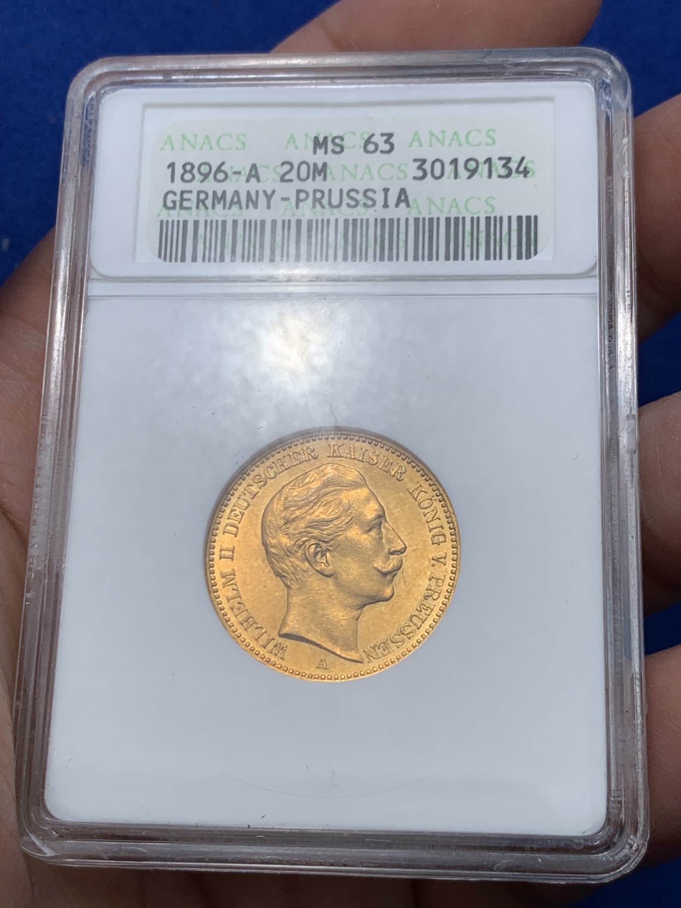 《竞宝斋》第251场-周日，周一2场连拍 (全场包邮) ANACS MS63 德国1896年20帝国马克金币 经典威廉二世早期金币，比后期的年份要少见，此枚经典的ANACS小白盒，20年前曾购于英国 细节和光度都非常好 重7.97克