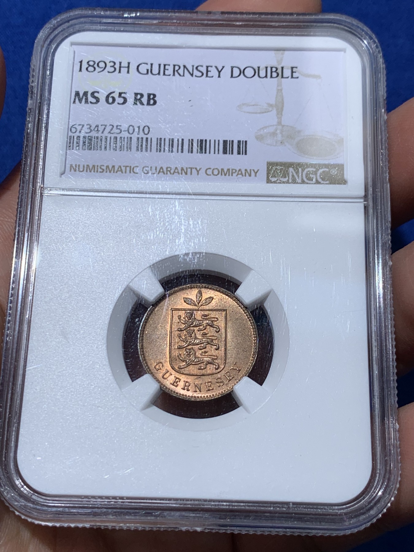 《竞宝斋》第251场-周日，周一2场连拍 (全场包邮) NGC MS65RB 1893年英属根西岛一道布铜币，经典三狮纹章，近RD状态，铜光闪闪，转光如丝