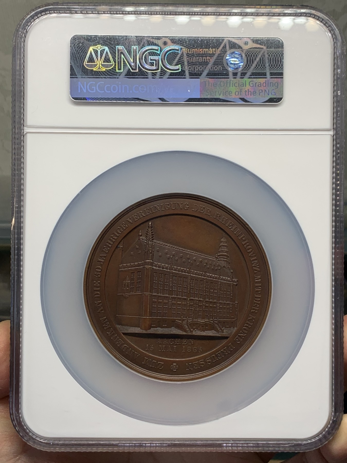 《竞宝斋》第251场-周日，周一2场连拍 (全场包邮) NGC MS64BN 德国亚琛1865年莱茵省并入普鲁士50周年纪念大铜章 加大加厚盒子 直径69毫米的巧克力大饼