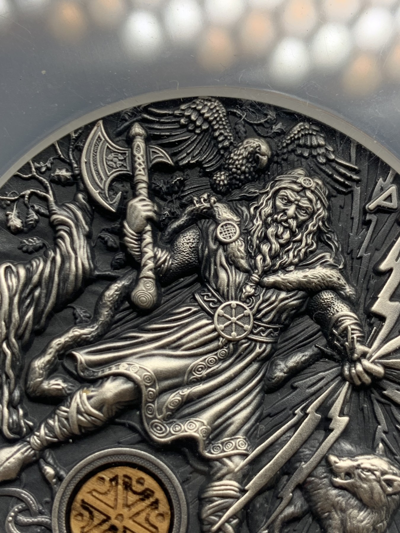 《竞宝斋》第251场-周日，周一2场连拍 (全场包邮) NGC MS70首期 纽埃2018年斯拉夫古神系列雷神高浮雕超大纪念银币 发行量：仅500枚；重量：2盎司（62.2克）直径：50毫米；材质：999足银+橡木镶嵌；面值：2纽埃元