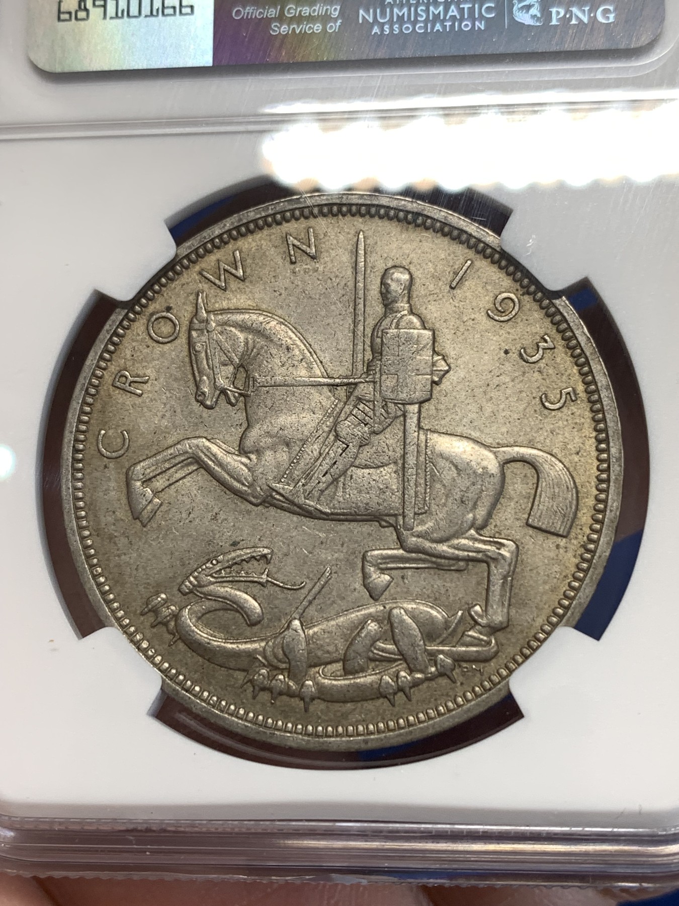 《竞宝斋》第251场-周日，周一2场连拍 (全场包邮) NGC MS62 英国 1935年 乔治五世木马剑克朗大银币 英系经典品种，原汁原味老包浆，光度很好。