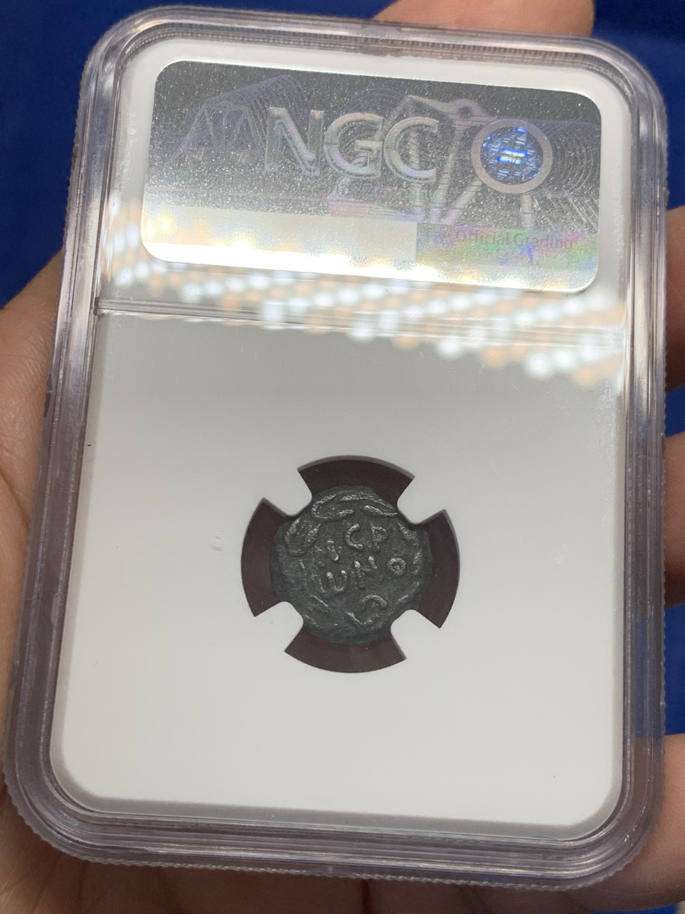 《竞宝斋》第251场-周日，周一2场连拍 (全场包邮) NGC VF 古犹太币 古罗马帝国皇帝尼禄任命的犹地亚第五任总督菲斯都（公元59-62年）1鲁斯塔铜币 铜币的正面直立的棕榈叶 背面花环内希腊文“尼禄”  犹地亚地区包含现在的加沙、撒马利亚、犹地亚和戈兰高地等区域 这一地区被称为“迦南” 这枚币发行后没几年就爆发了著名的犹太人反抗罗马帝国的战争