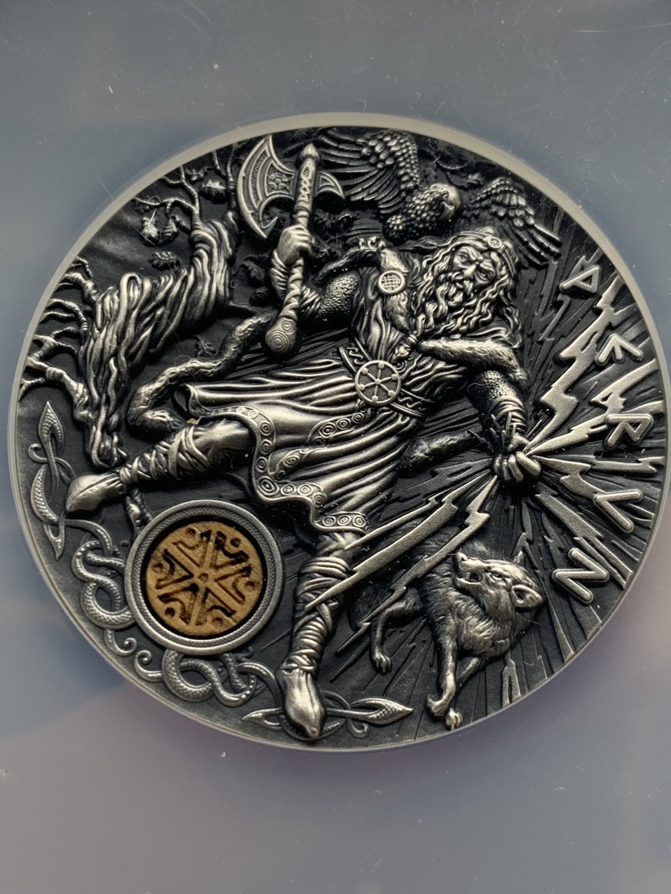 《竞宝斋》第251场-周日，周一2场连拍 (全场包邮) NGC MS70首期 纽埃2018年斯拉夫古神系列雷神高浮雕超大纪念银币 发行量：仅500枚；重量：2盎司（62.2克）直径：50毫米；材质：999足银+橡木镶嵌；面值：2纽埃元