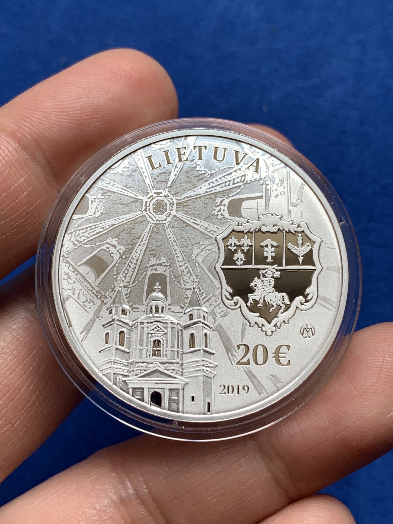 《竞宝斋》第251场-周日，周一2场连拍 (全场包邮) 立陶宛2019年发行的城堡与庄园系列萨皮埃哈宫精制纪念20欧银币（限量2500枚，珍稀藏品） 28.28g 38.61mm 925银 盒证全