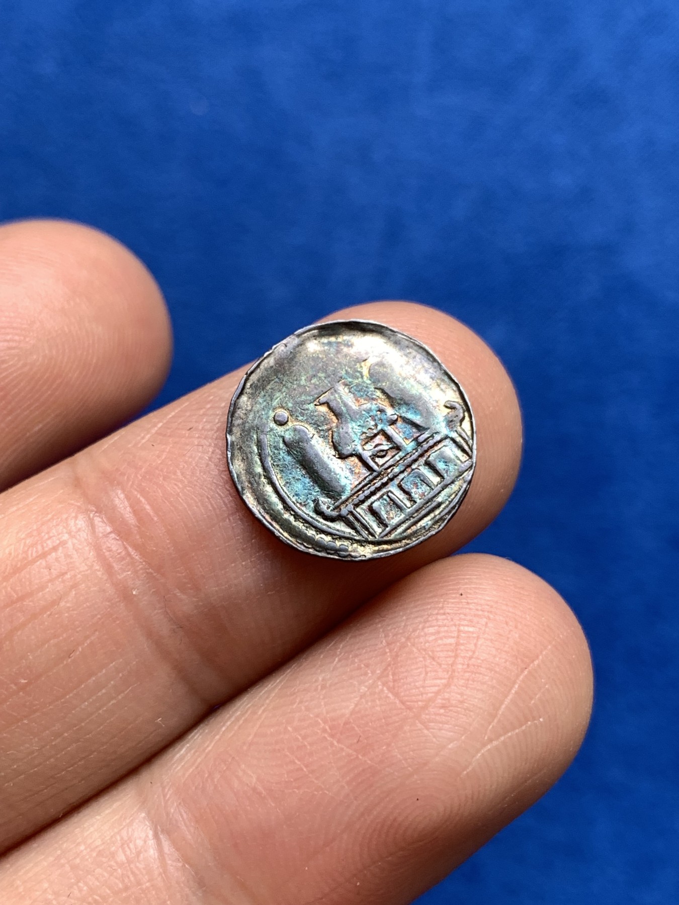 《竞宝斋》第251场-周日，周一2场连拍 (全场包邮) 印度不知名时期寺庙祭祀银钱 五彩包浆 约14.6mm 约0.6克 细节见图