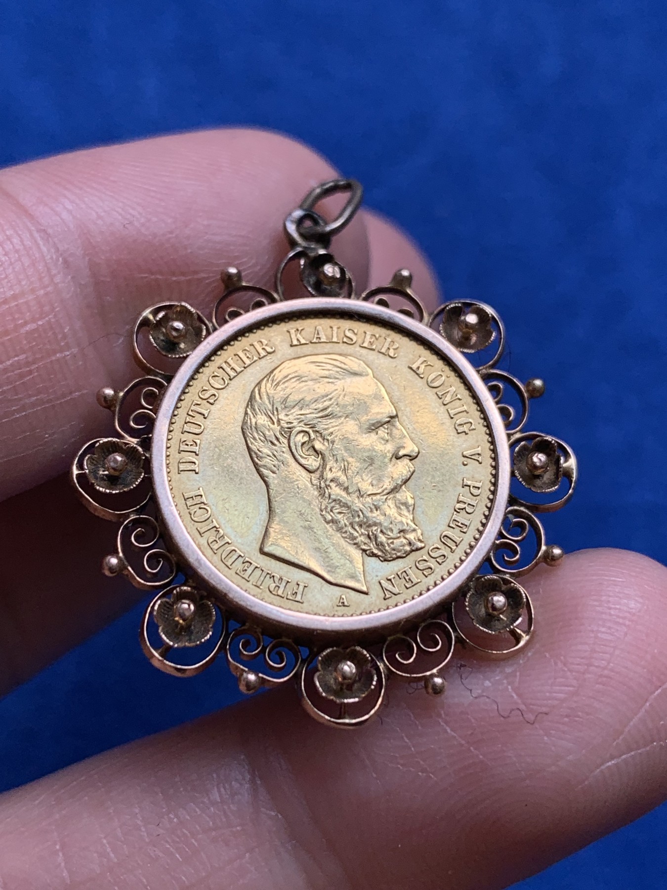 《竞宝斋》第251场-周日，周一2场连拍 (全场包邮) 1888年德国普鲁士弗里德里希三世10马克金币吊坠，18K金质包边，共重5.98克。该款金币品种十分稀少，细节见图。