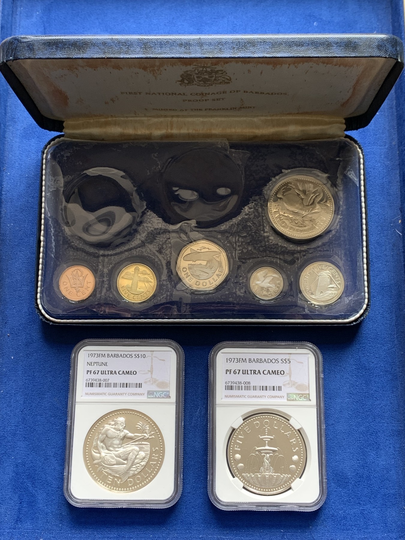 《竞宝斋》第251场-周日，周一2场连拍 (全场包邮) NGC PF67UC 巴巴多斯1973年喷泉+波塞冬两枚大银币 原盒包装 有配套7枚精制铜镍币