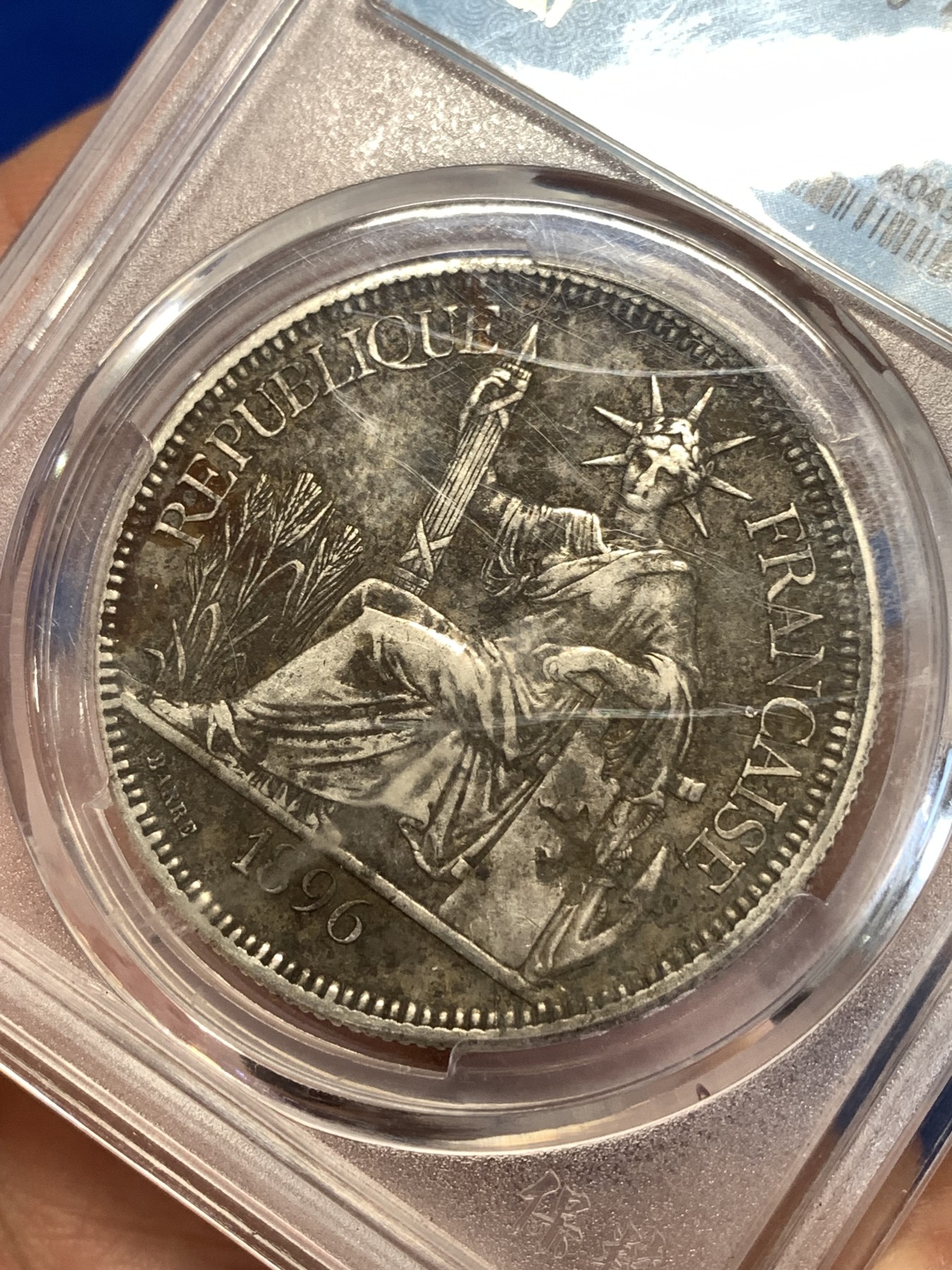 《竞宝斋》第251场-周日，周一2场连拍 (全场包邮) 保粹 XF97 法属印支1896年坐洋壹圆银币 正面有太字戳 细节见图