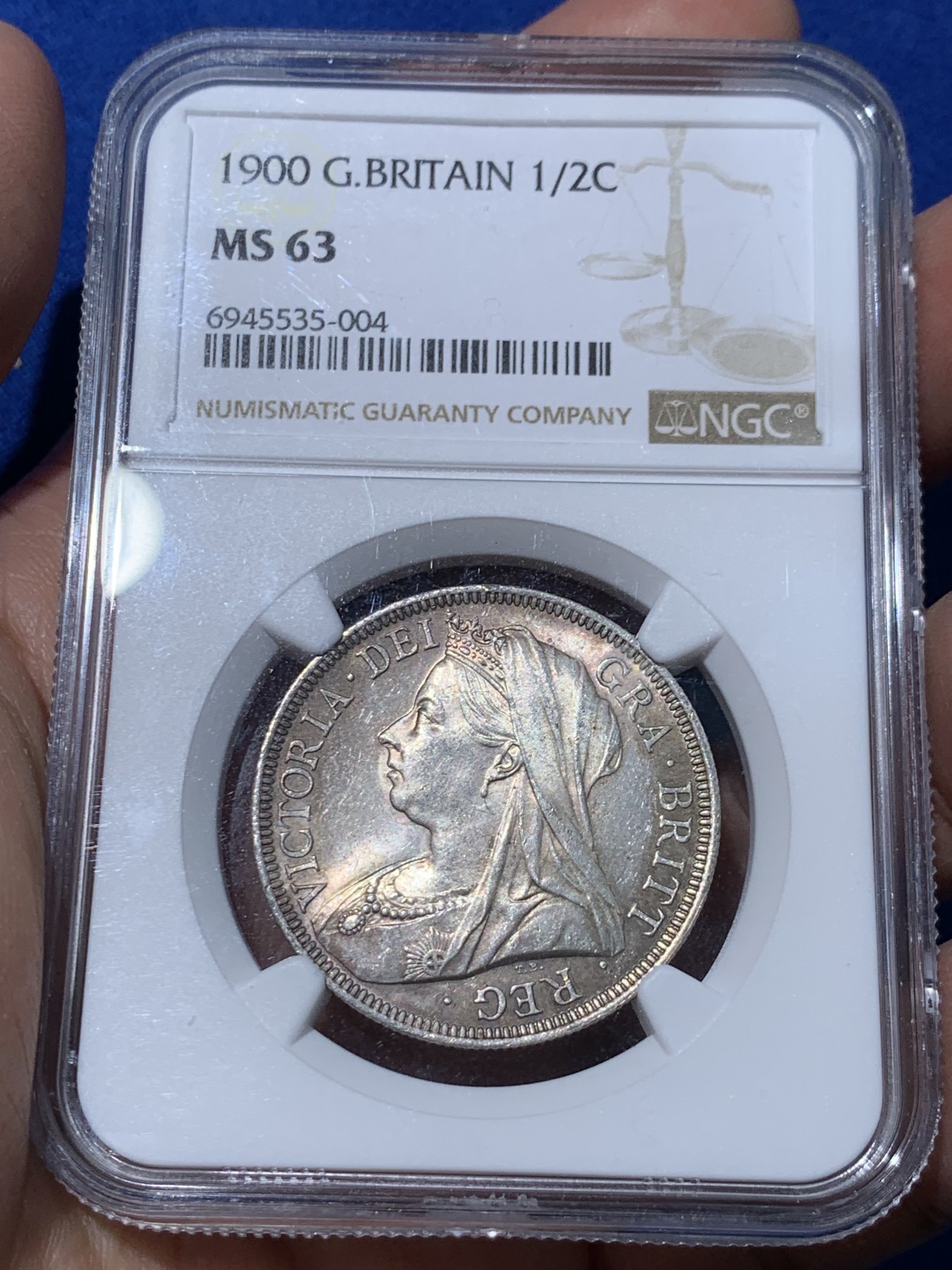 《竞宝斋》第251场-周日，周一2场连拍 (全场包邮) NGC MS63 1900年英国维多利亚女王披纱半克朗银币，淡淡的金彩包浆，阳光下绚烂夺目。