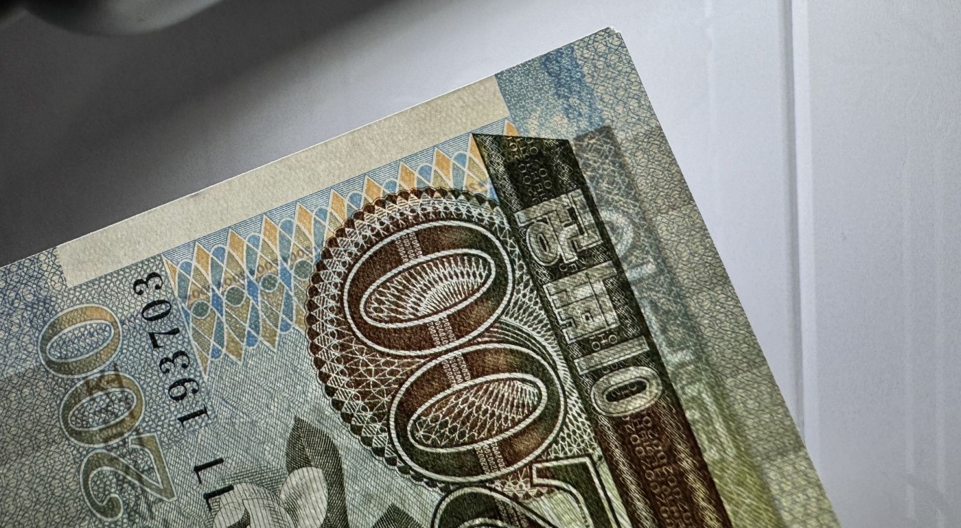 收藏联盟Quantum Auction 第333期拍卖  朝鲜2005年200和100元金日成诞辰95周年纪念钞两联体  品相UNC-