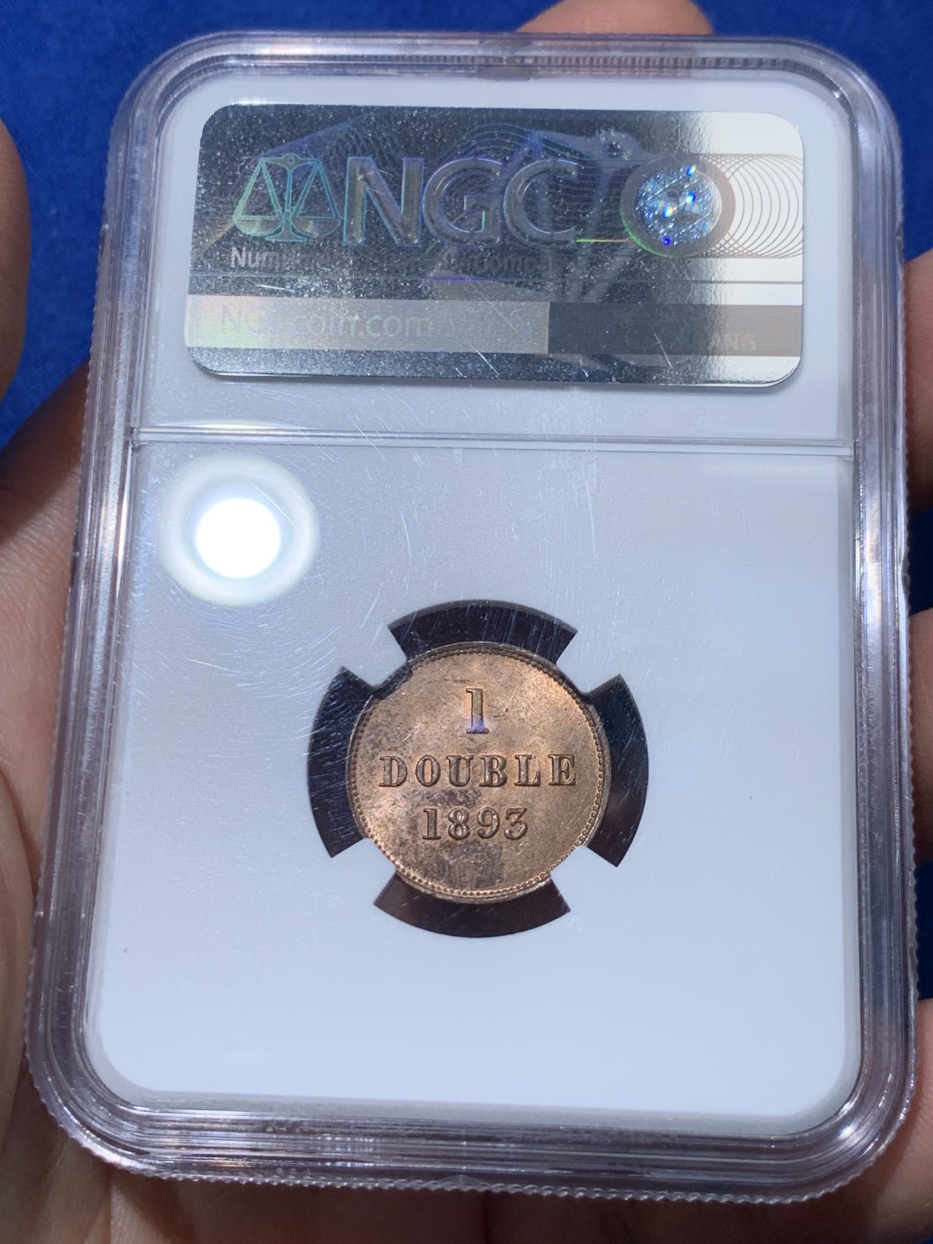 《竞宝斋》第251场-周日，周一2场连拍 (全场包邮) NGC MS65RB 1893年英属根西岛一道布铜币，经典三狮纹章，近RD状态，铜光闪闪，转光如丝