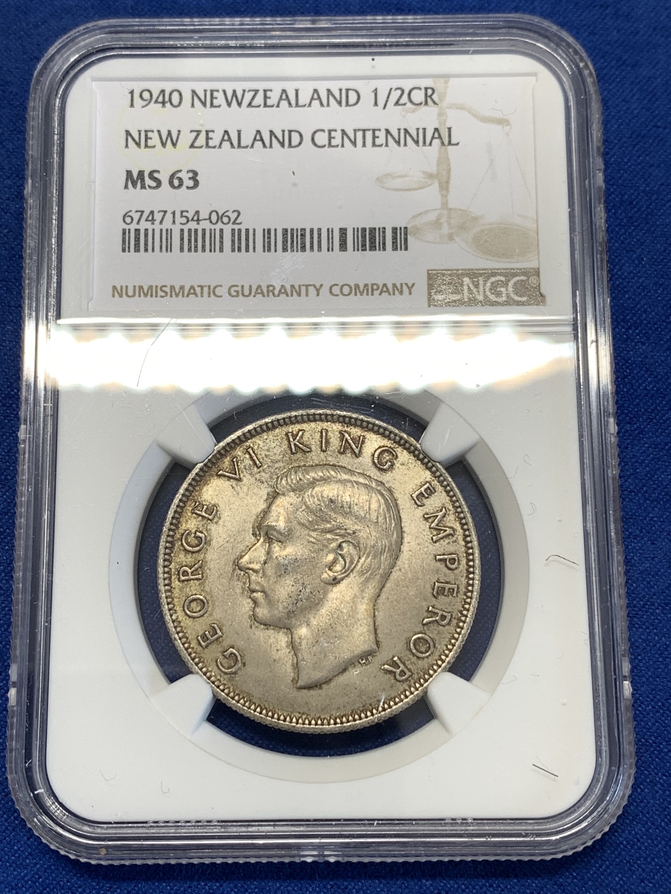 《竞宝斋》第251场-周日，周一2场连拍 (全场包邮) NGC MS63 老包浆新西兰1940年乔治六世百年纪念1/2克朗银币