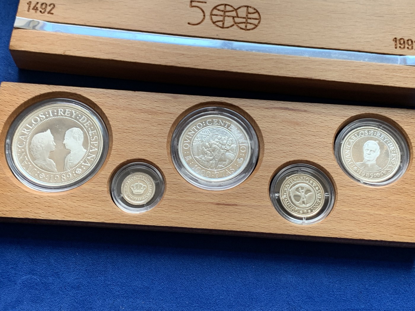 《竞宝斋》第251场-周日，周一2场连拍 (全场包邮) 西班牙1989发现美洲纪念银币 5枚装精致银币 木盒 925银 币重49.3克 细节见图