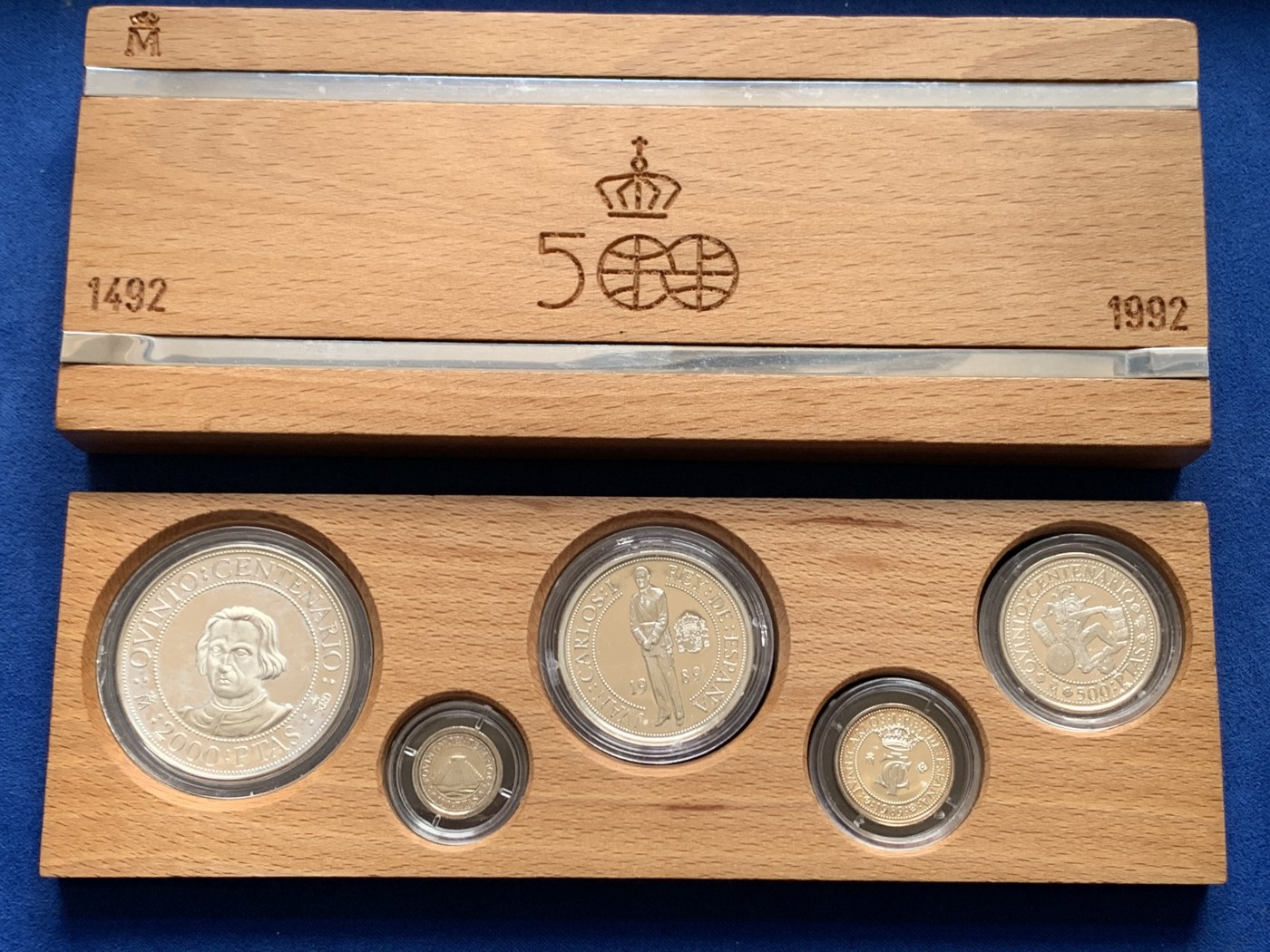 《竞宝斋》第251场-周日，周一2场连拍 (全场包邮) 西班牙1989发现美洲纪念银币 5枚装精致银币 木盒 925银 币重49.3克 细节见图