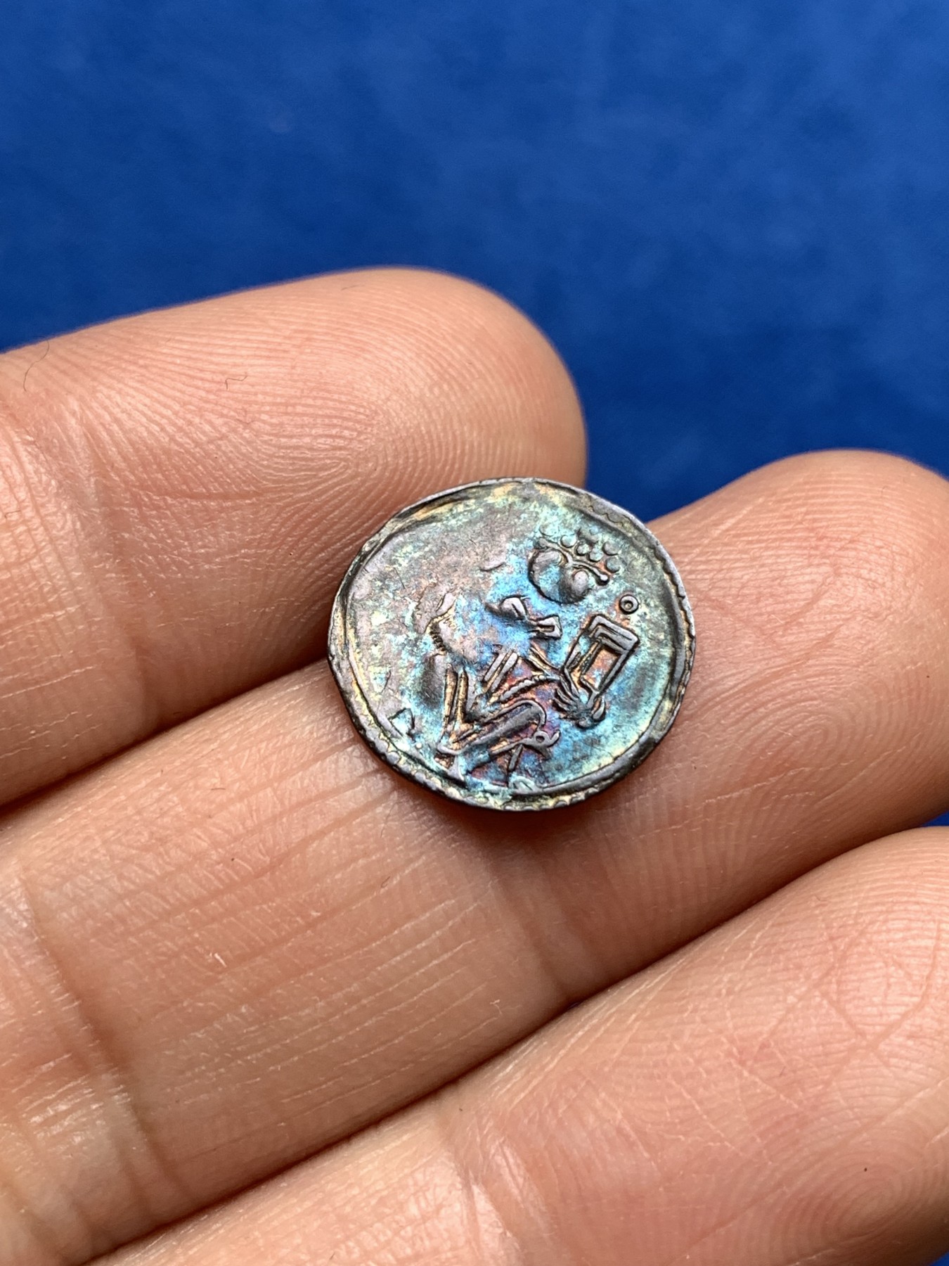 《竞宝斋》第251场-周日，周一2场连拍 (全场包邮) 印度不知名时期寺庙祭祀银钱 五彩包浆 约14.6mm 约0.6克 细节见图