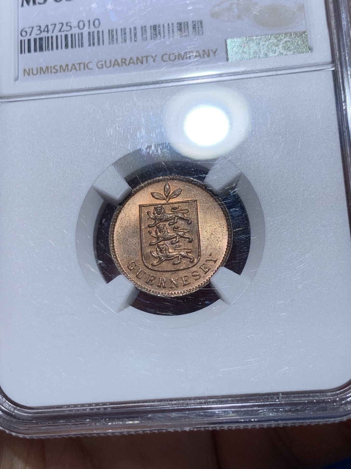 《竞宝斋》第251场-周日，周一2场连拍 (全场包邮) NGC MS65RB 1893年英属根西岛一道布铜币，经典三狮纹章，近RD状态，铜光闪闪，转光如丝