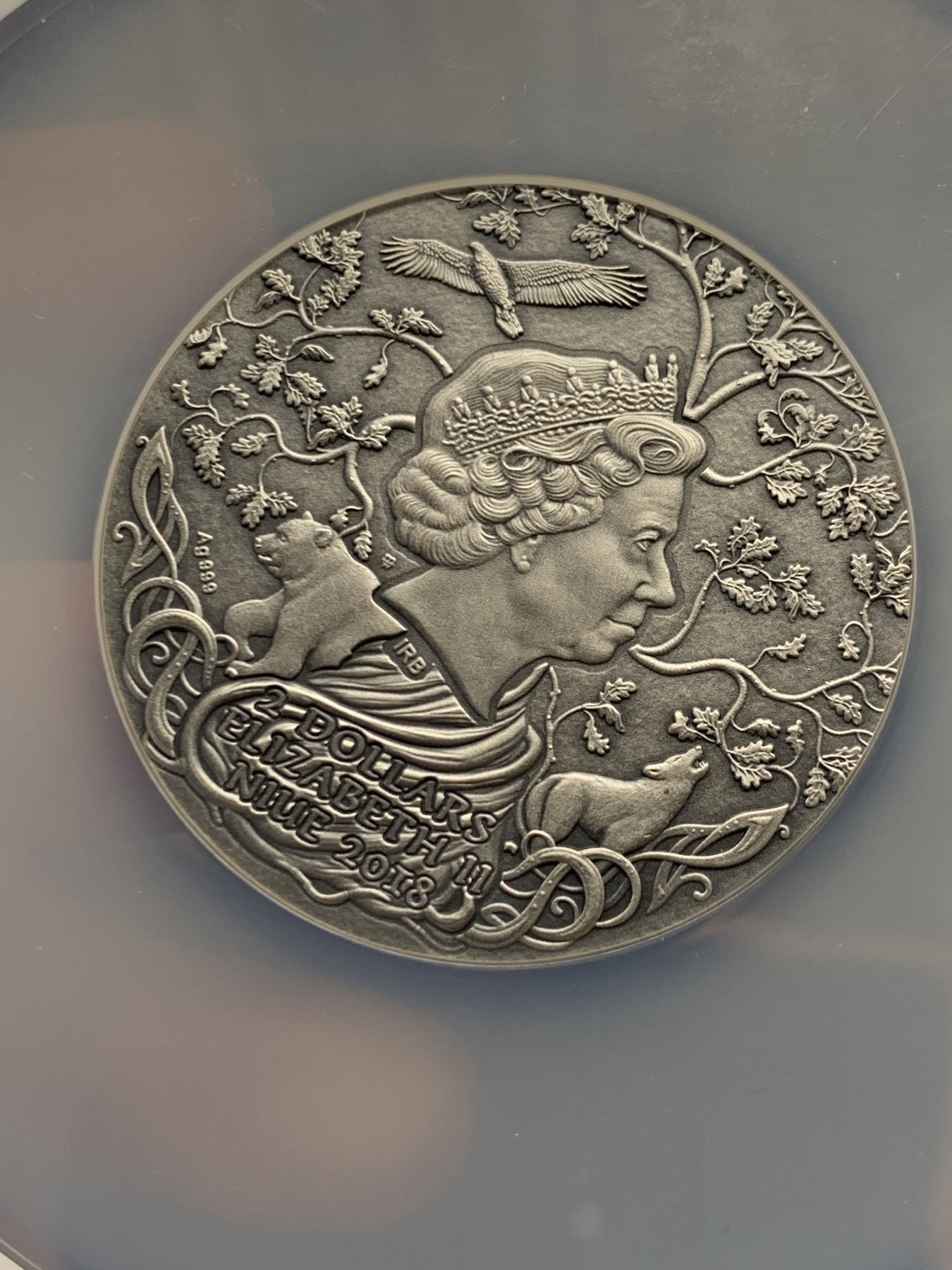 《竞宝斋》第251场-周日，周一2场连拍 (全场包邮) NGC MS70首期 纽埃2018年斯拉夫古神系列雷神高浮雕超大纪念银币 发行量：仅500枚；重量：2盎司（62.2克）直径：50毫米；材质：999足银+橡木镶嵌；面值：2纽埃元