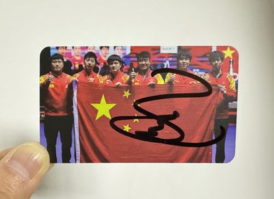 零元拍：马龙问鼎WTT新加坡大满贯赛男双冠军。他是乒坛史上第10位大满贯选手，奥运5金历史第一人，也是世界乒坛史上第一位男子双满贯、全满贯得主。他就是马龙，马龙亲笔签名小卡。 - 零元拍：马龙问鼎WTT新加坡大满贯赛男双冠军。他是乒坛史上第10位大满贯选手，奥运5金历史第一人，也是世界乒坛史上第一位男子双满贯、全满贯得主。他就是马龙，马龙亲笔签名小卡。