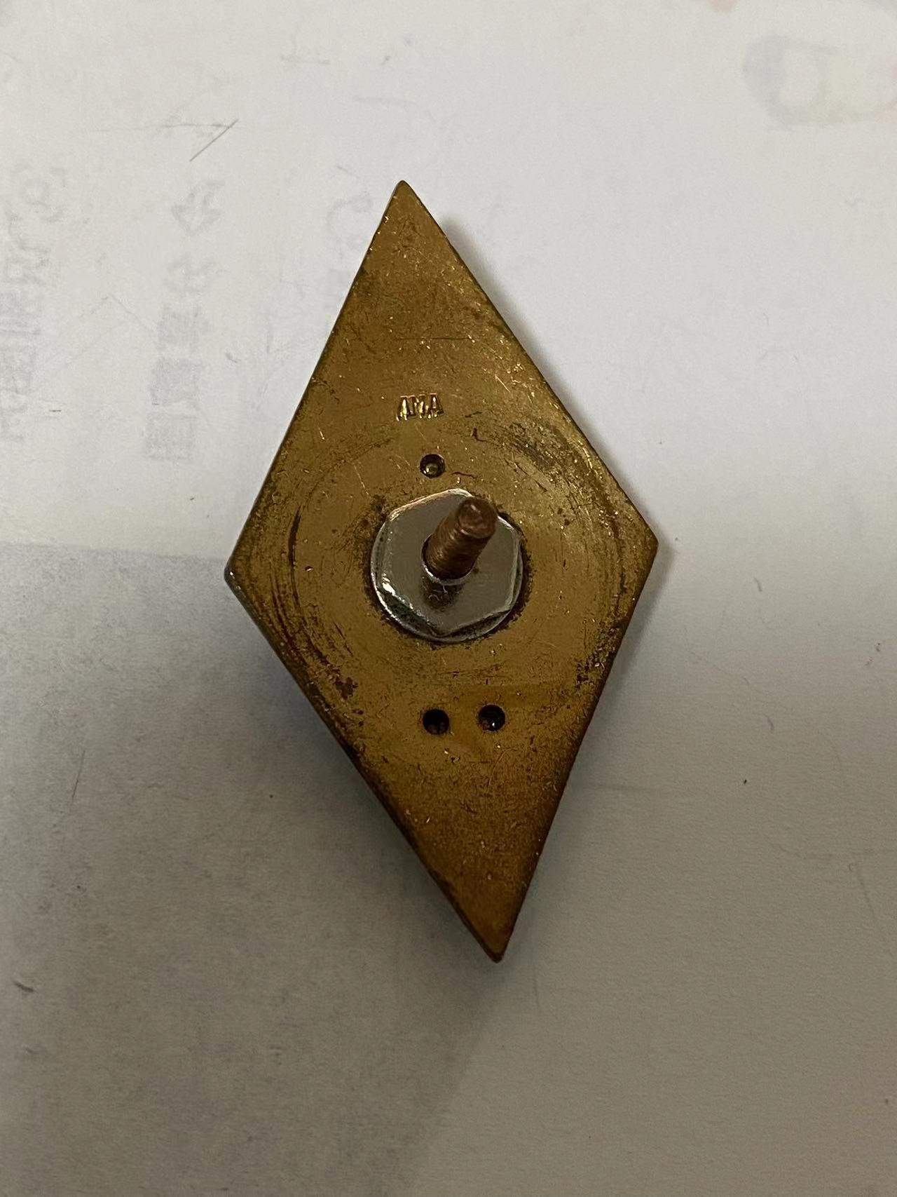 苏联勋章奖章3月23日拍卖第七期3月25日晚上九点结束 苏联校徽医学院早期铜质+两个不同的后期 一共三枚 重量比较看说明