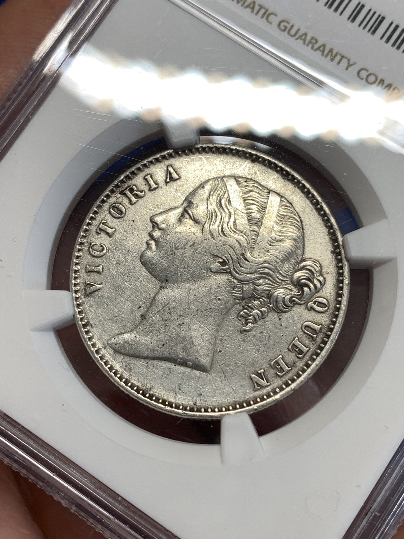 《竞宝斋》第251场-周日，周一2场连拍 (全场包邮) NGC AUD 英属印度1840年维多利亚女王双辫版1卢比银币