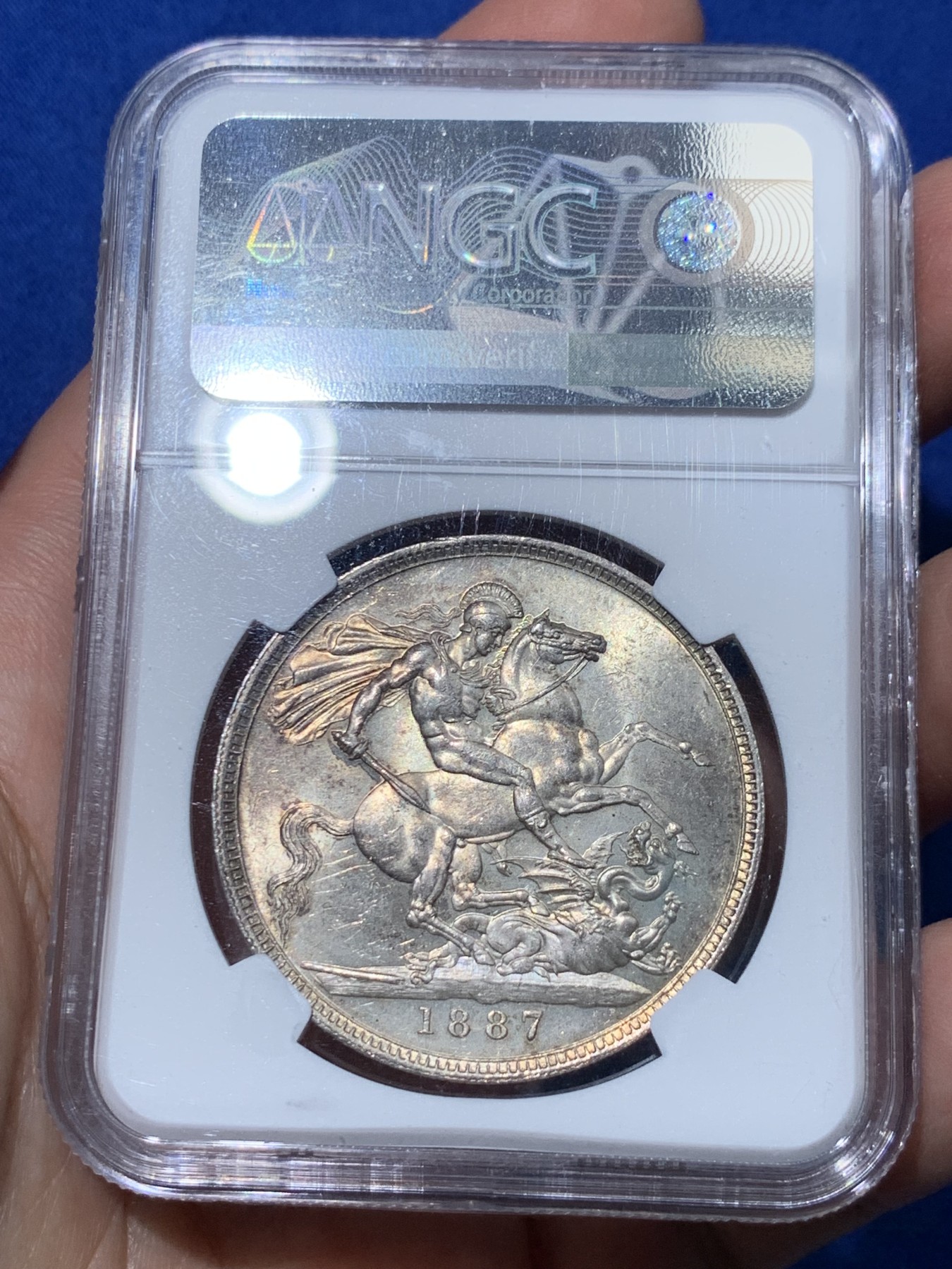 《竞宝斋》第251场-周日，周一2场连拍 (全场包邮) NGC MS62 英国1887披纱马剑银币 淡彩包浆 带十字转光