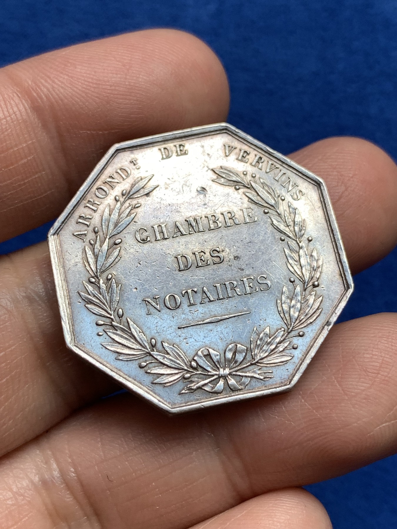 《竞宝斋》第251场-周日，周一2场连拍 (全场包邮) 1836年法国公证人协会银质八角代币，上帝全视之眼图案非常漂亮，约31.6mm，约13.1克，手指铭银标。