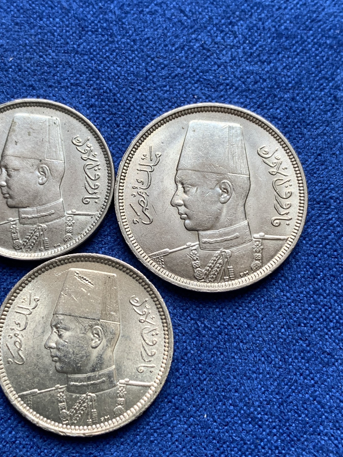 《竞宝斋》第251场-周日，周一2场连拍 (全场包邮) 3枚一组 埃及法鲁克一世国王头像辅币。1938年2米利姆铜镍币，1941年5米利姆铜镍币，1937年2皮阿斯特银币，状态非常好。