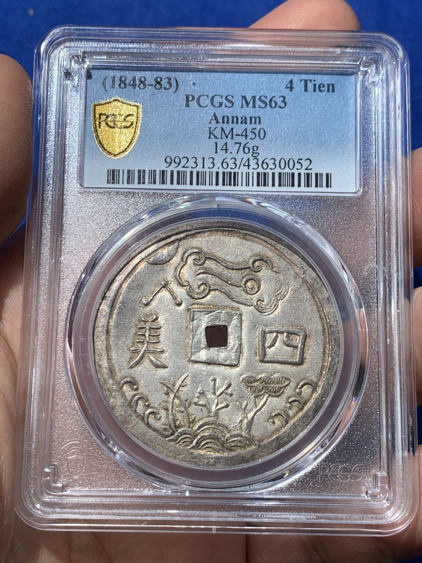 《竞宝斋》第251场-周日，周一2场连拍 (全场包邮) PCGS MS63 安南冠军分四美大银币 深打原色包浆 ：四美為東方旭日，西方娥眉月，中间的星宿與祥雲。下方大海，上有松竹梅三君子，异想天开的视觉呈现，表达古人天人合一的完美契合，虹彩色包浆美轮美奂，字图完美深打，所见最美，去年十月SBP62分26400美金成交，美美与共