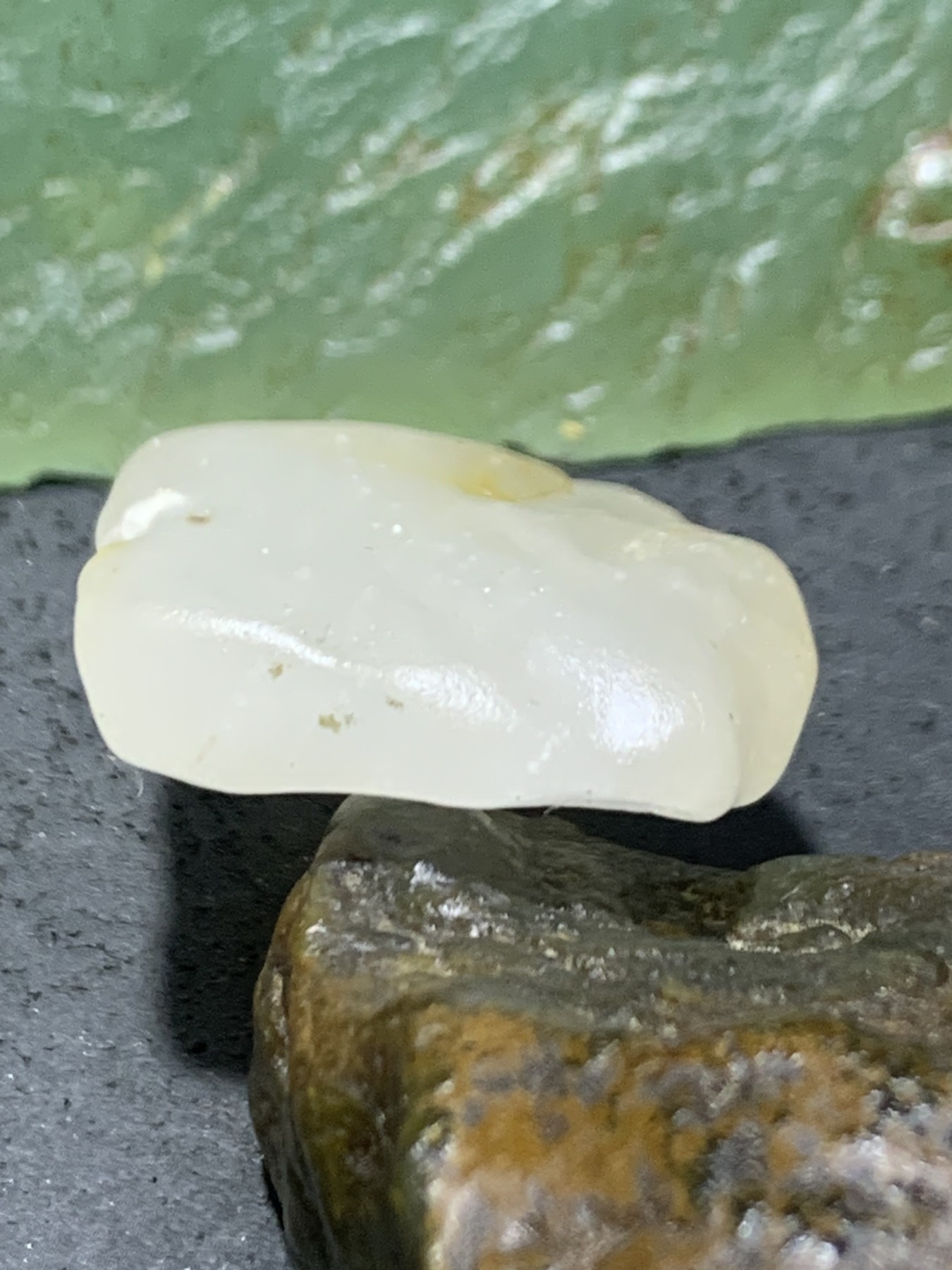 精美天然地表宝石光金丝玉原石一块